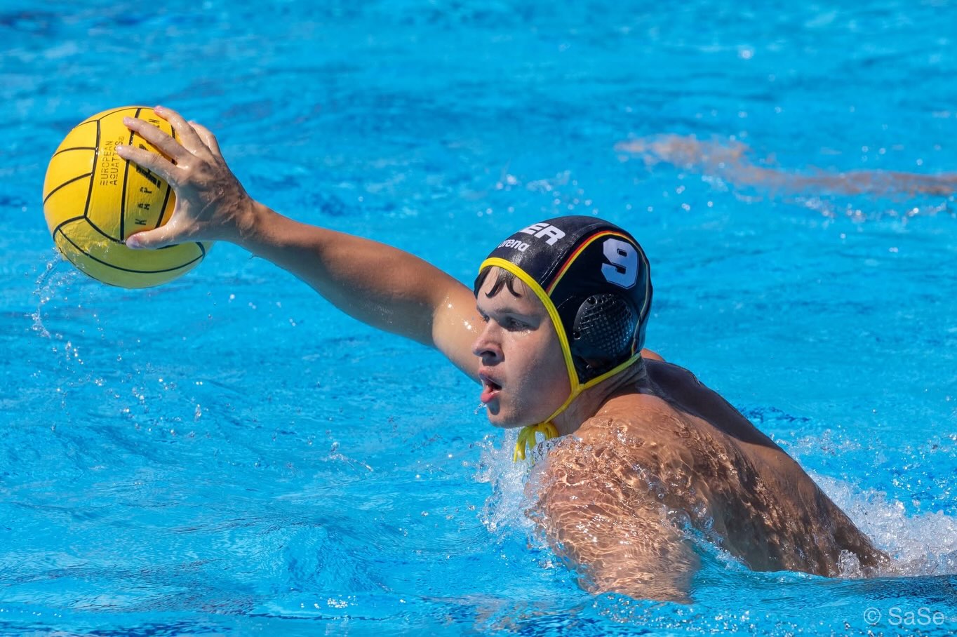 Top 8 Europas | U20-EM 🇩🇪🤽🏼♂️
Eine intensive Turnierwoche liegt hinter der deutschen U20-Wasserballnationalmannschaft…
Mit Eric Heinrich, Fynn Janke, Aleksandar Mityska und Noel Palata gingen bei der U20-EM in Varna gleich vier LSN-Athleten für Deutschland an den Start. Am Ende sicherte sich die DSV-Auswahl der Jahrgänge 2006 und jünger einen super achten Platz!🔥
Herzlichen Glückwunsch an unsere vier Niedersachsen und das gesamte Team! Wir sind stolz auf euch!
👉🏼 Den ausführlichen Rückblick auf die U20-EM findet ihr auf unserer Homepage.
📸 @saseseifert
#lsn #landesschwimmverbandniedersachsen #varna2026 #waterpolo #teamdeutschland