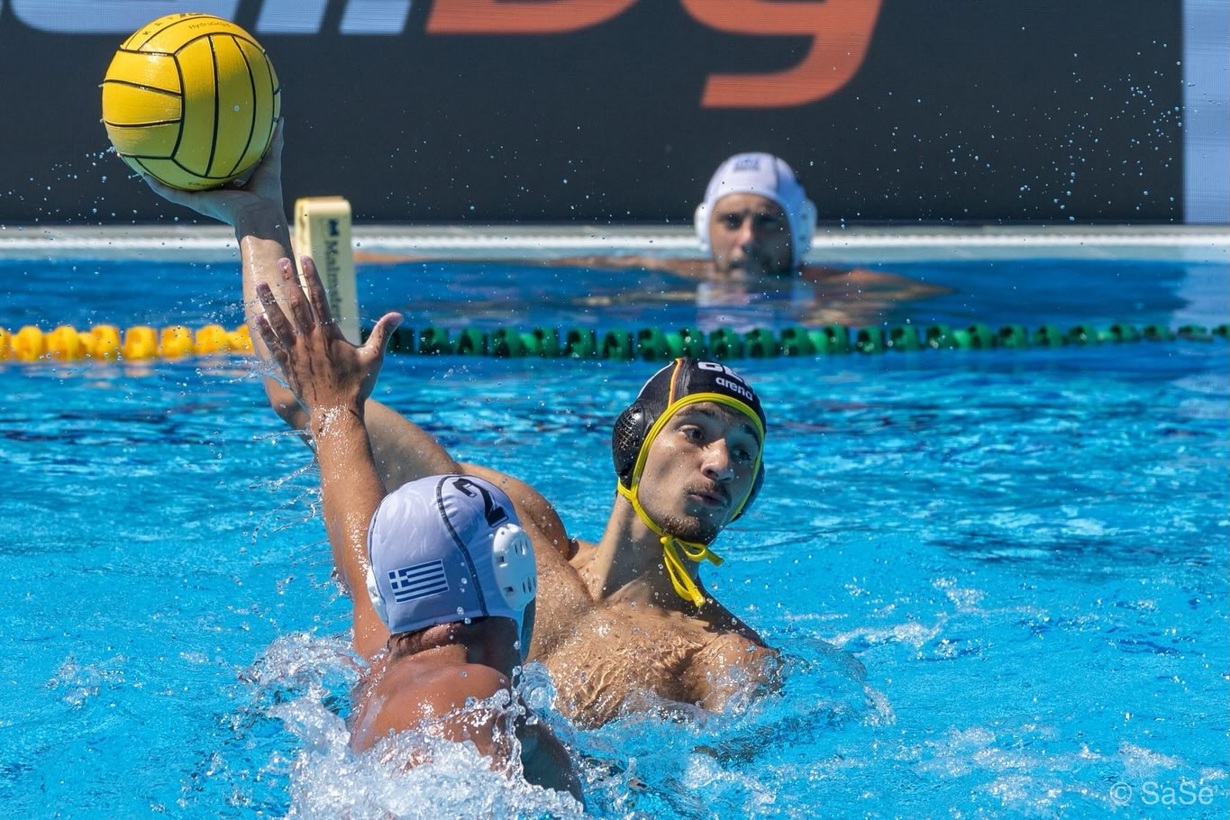 Top 8 Europas | U20-EM 🇩🇪🤽🏼♂️
Eine intensive Turnierwoche liegt hinter der deutschen U20-Wasserballnationalmannschaft…
Mit Eric Heinrich, Fynn Janke, Aleksandar Mityska und Noel Palata gingen bei der U20-EM in Varna gleich vier LSN-Athleten für Deutschland an den Start. Am Ende sicherte sich die DSV-Auswahl der Jahrgänge 2006 und jünger einen super achten Platz!🔥
Herzlichen Glückwunsch an unsere vier Niedersachsen und das gesamte Team! Wir sind stolz auf euch!
👉🏼 Den ausführlichen Rückblick auf die U20-EM findet ihr auf unserer Homepage.
📸 @saseseifert
#lsn #landesschwimmverbandniedersachsen #varna2026 #waterpolo #teamdeutschland
