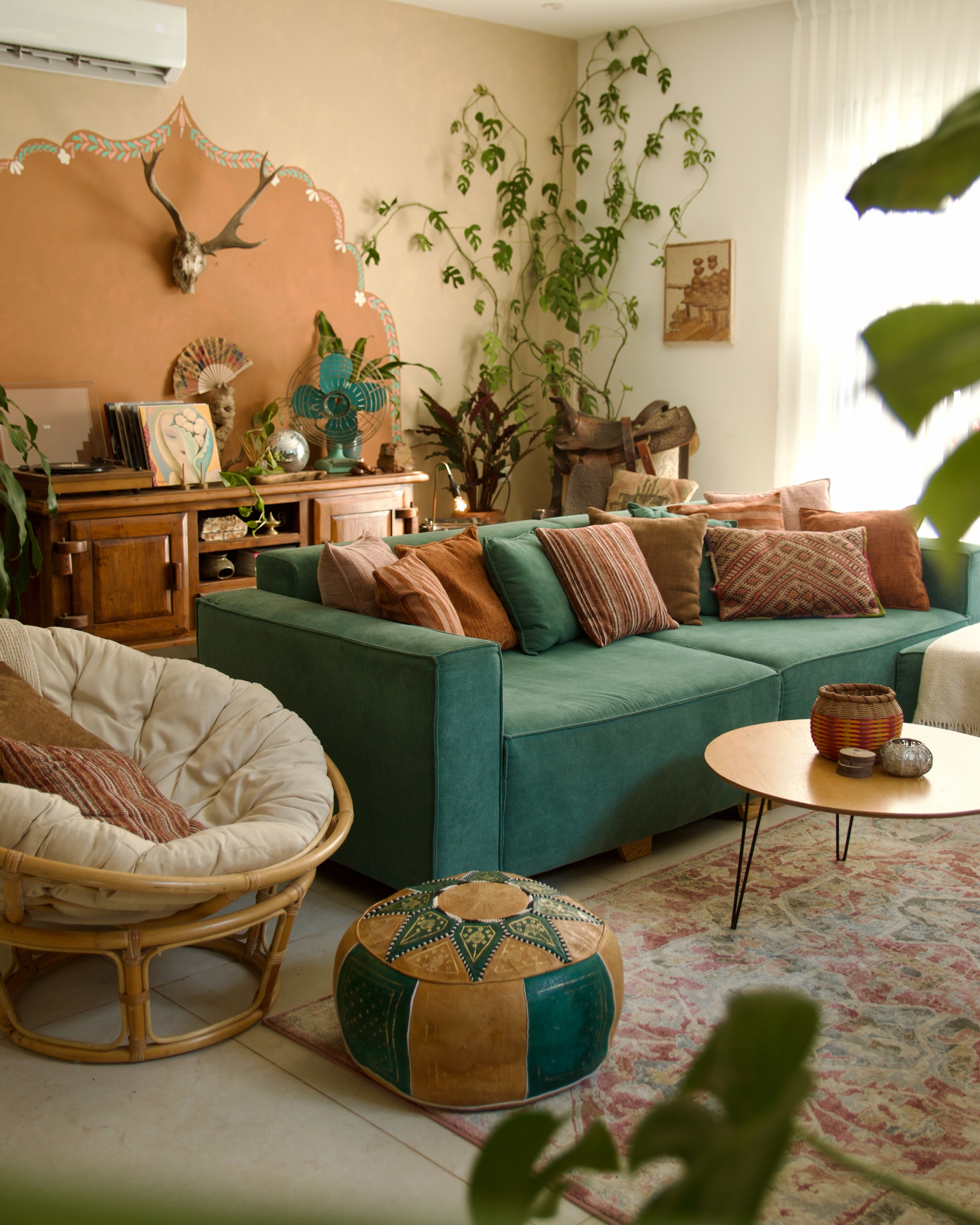 My living room 🤎 . . . . . . #orangutan_ii