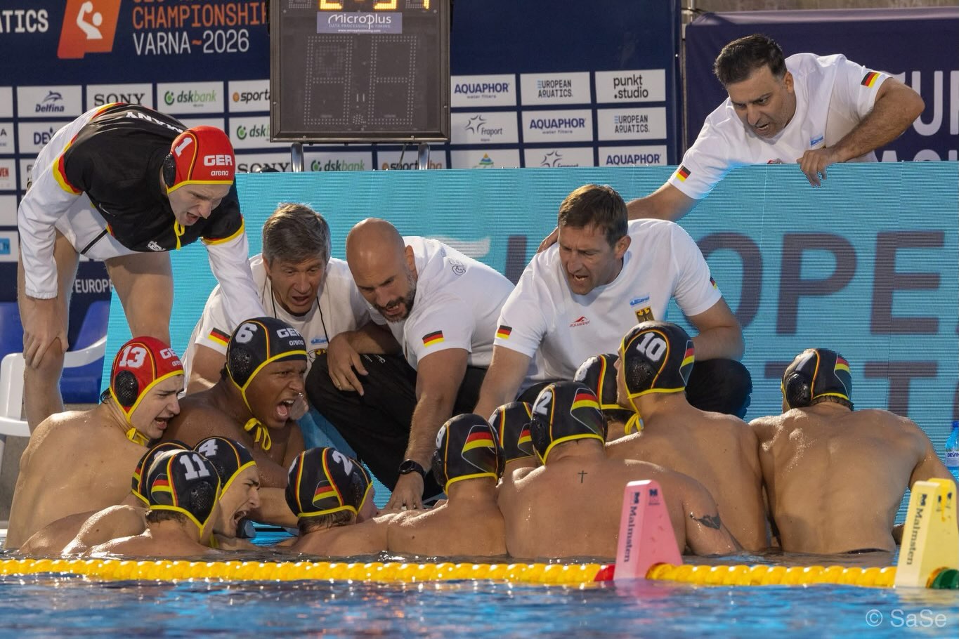 Top 8 Europas | U20-EM 🇩🇪🤽🏼♂️
Eine intensive Turnierwoche liegt hinter der deutschen U20-Wasserballnationalmannschaft…
Mit Eric Heinrich, Fynn Janke, Aleksandar Mityska und Noel Palata gingen bei der U20-EM in Varna gleich vier LSN-Athleten für Deutschland an den Start. Am Ende sicherte sich die DSV-Auswahl der Jahrgänge 2006 und jünger einen super achten Platz!🔥
Herzlichen Glückwunsch an unsere vier Niedersachsen und das gesamte Team! Wir sind stolz auf euch!
👉🏼 Den ausführlichen Rückblick auf die U20-EM findet ihr auf unserer Homepage.
📸 @saseseifert
#lsn #landesschwimmverbandniedersachsen #varna2026 #waterpolo #teamdeutschland