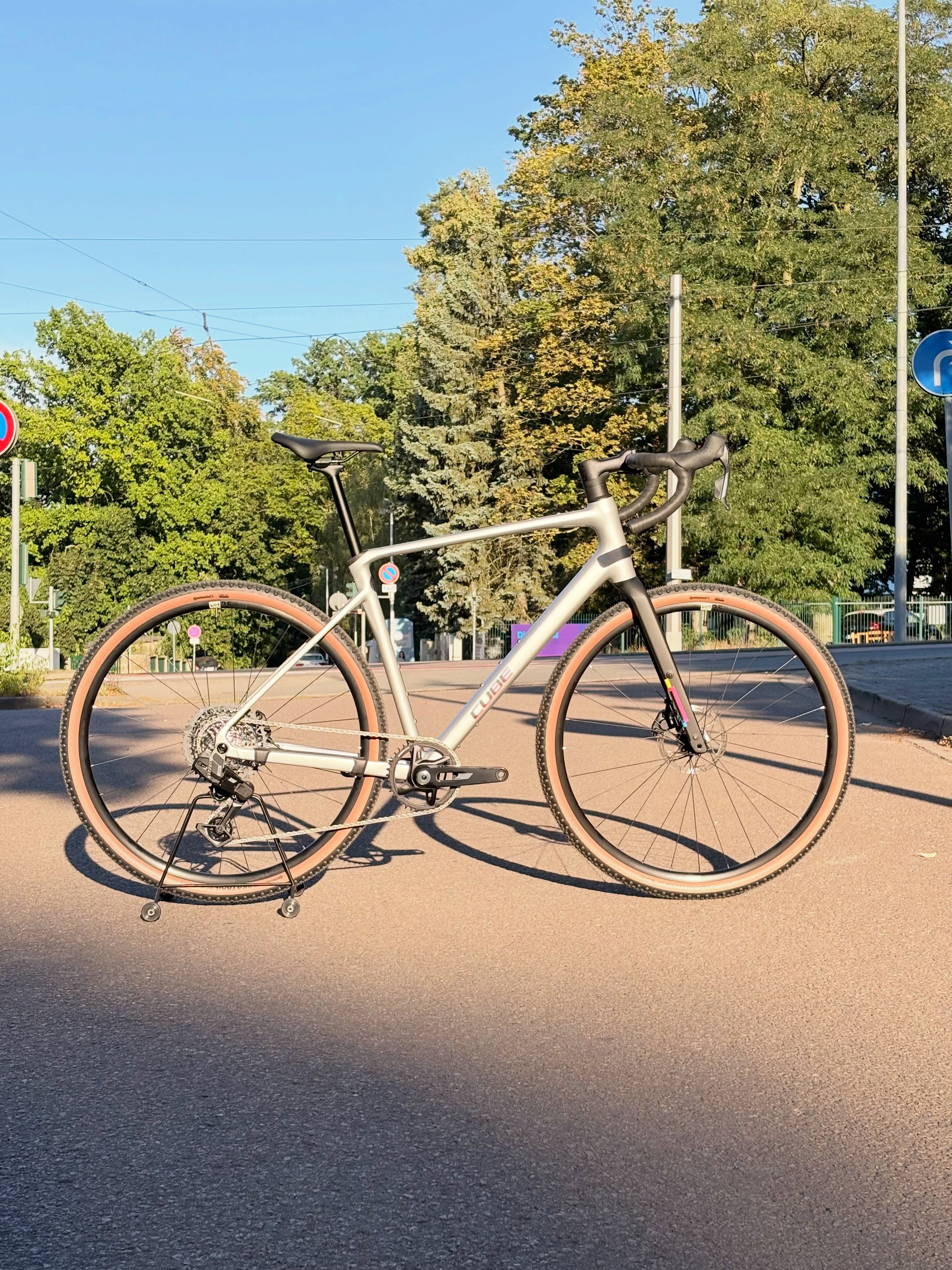 🚀 Das Bike mit dem besten Preis-Leistungs-Verhältnis für 2027?
Wer genau hinsieht, entdeckt sie: Die Schweißnähte verstecken sich unter der abgefahrenen „Spaceship“-Lackierung des neuen CUBE Nuroad SLX. 👀✨
Und nicht nur optisch gibt’s hier einiges zu entdecken: Das Nuroad SLX ist das erste CUBE Alu-Gravelbike mit elektronischer Schaltung! ⚡️
Mit SRAM Rival 13-fach bekommst du elektronische Schaltperformance, jede Menge Gravel-Feeling und das Ganze für gerade mal 1.999 €. 🤯
Kurz gesagt: Alu, Gravel, elektronisch und 13-fach – für unter 2.000 €.
Was will man mehr? 😏
#cube #cubenuroad #nuroadslx #gravelbike #bikepointdresden