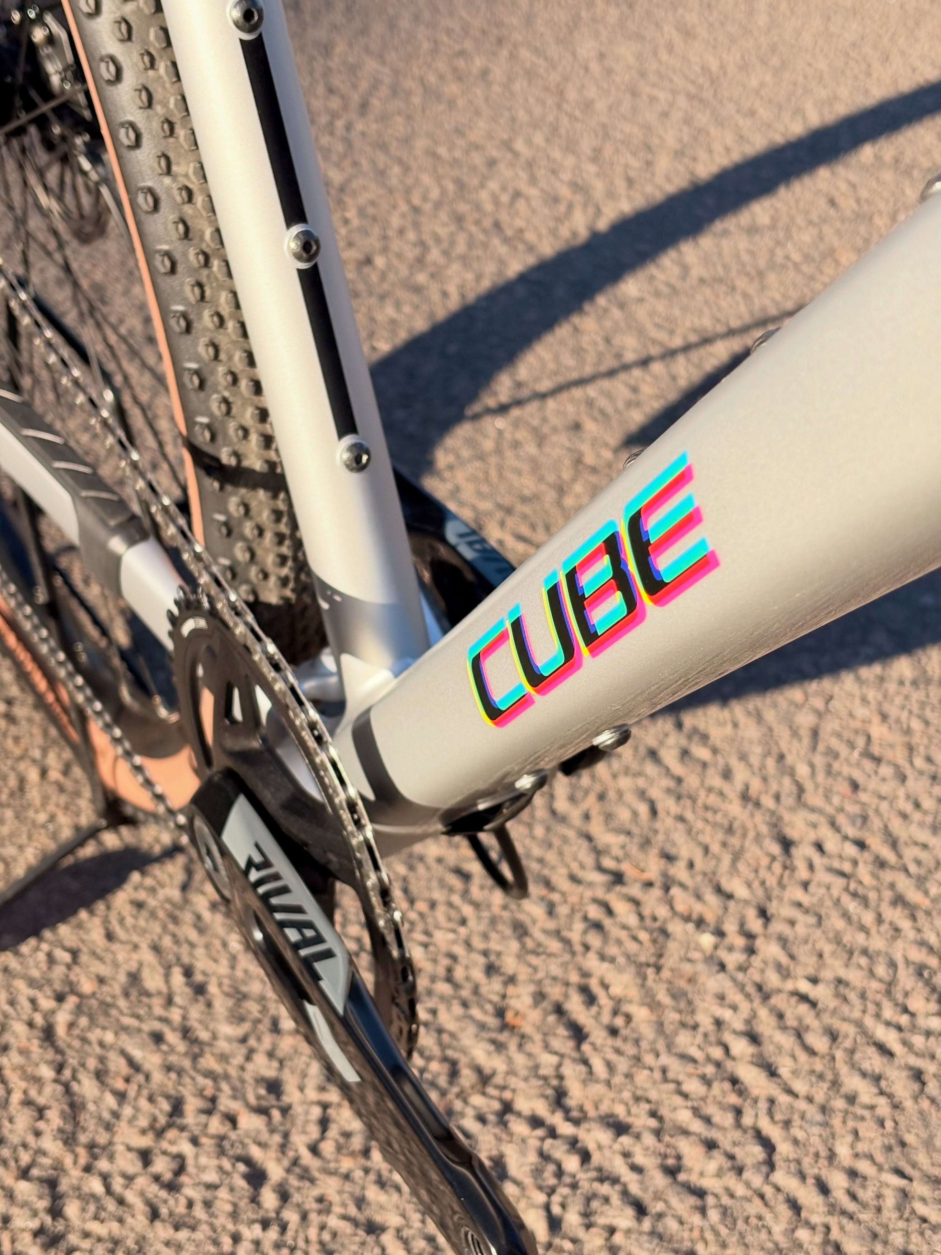 🚀 Das Bike mit dem besten Preis-Leistungs-Verhältnis für 2027?
Wer genau hinsieht, entdeckt sie: Die Schweißnähte verstecken sich unter der abgefahrenen „Spaceship“-Lackierung des neuen CUBE Nuroad SLX. 👀✨
Und nicht nur optisch gibt’s hier einiges zu entdecken: Das Nuroad SLX ist das erste CUBE Alu-Gravelbike mit elektronischer Schaltung! ⚡️
Mit SRAM Rival 13-fach bekommst du elektronische Schaltperformance, jede Menge Gravel-Feeling und das Ganze für gerade mal 1.999 €. 🤯
Kurz gesagt: Alu, Gravel, elektronisch und 13-fach – für unter 2.000 €.
Was will man mehr? 😏
#cube #cubenuroad #nuroadslx #gravelbike #bikepointdresden