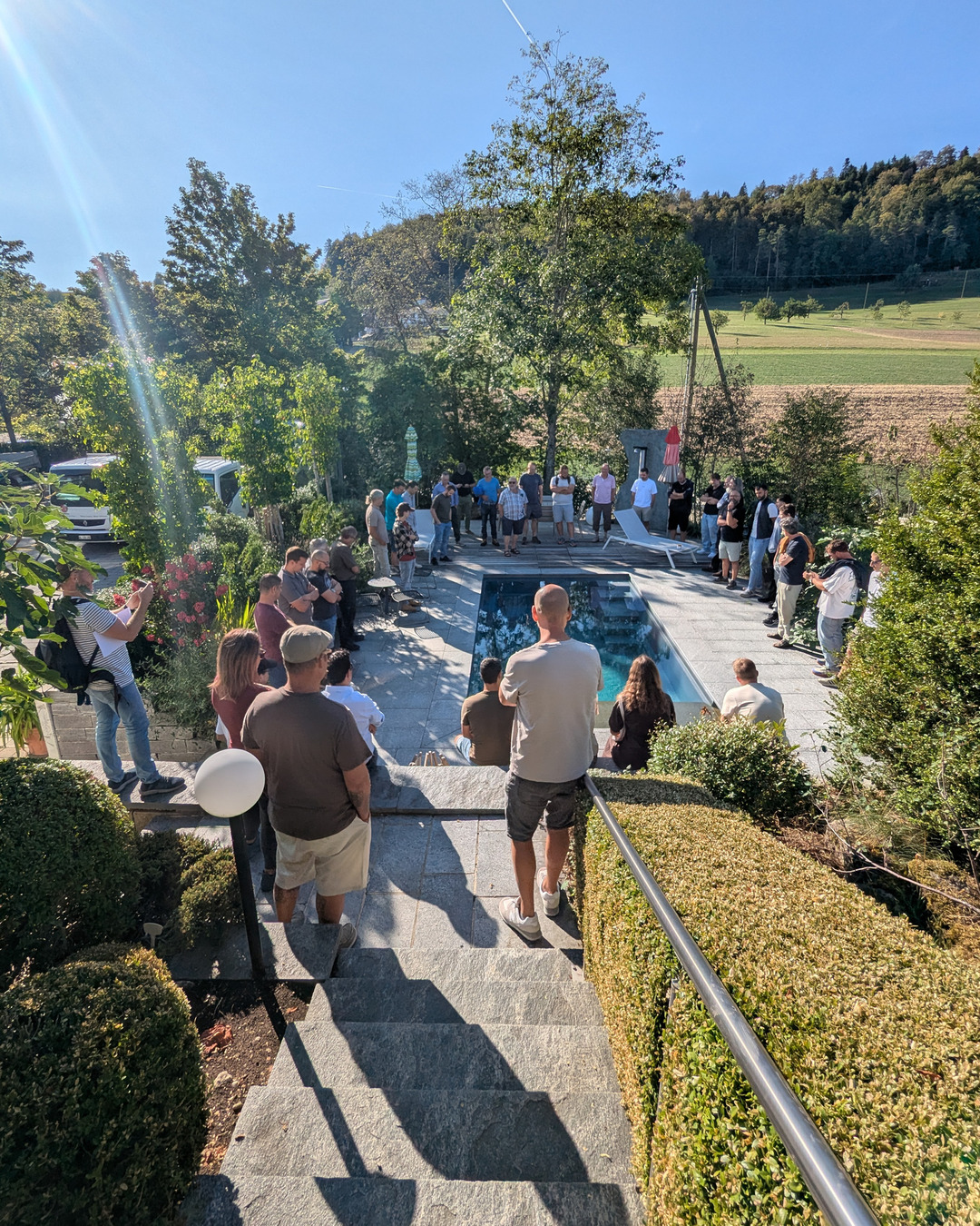 🌿 Besuch vom Schwimmteichverband Schweiz
Heute durften wir eine grössere Gruppe von Mitgliedern des @schwimmteichverbandschweiz Schweiz bei uns begrüssen und ihnen unseren Biopool vorstellen. 💦
Die Tour startete bei @arbosgartenbau in Hölstein und führt zu verschiedenen natürlich gereinigten Poolprojekten in der grösseren Region.
Hans-Peter, Gzim und Michi sind mit der Gruppe unterwegs. Auch eines unserer Projekte in Zeiningen steht heute noch auf dem Programm.
Für uns ist ein solcher Tag eine schöne Gelegenheit für den fachlichen Austausch unter Kolleginnen und Kollegen. Gerade beim Thema natürlich aufbereitetes Wasser gibt es viel zu sehen, zu diskutieren und voneinander zu lernen. 🌿💧
Wir wünschen der ganzen Gruppe weiterhin eine spannende Tour, viele interessante Eindrücke und zum Abschluss einen genussvollen Ausklang im @badbubendorf 😊
#ForsterGartenbauAG #GärtnervonEden #Schwimmteich #Naturpool #Gartengestaltung