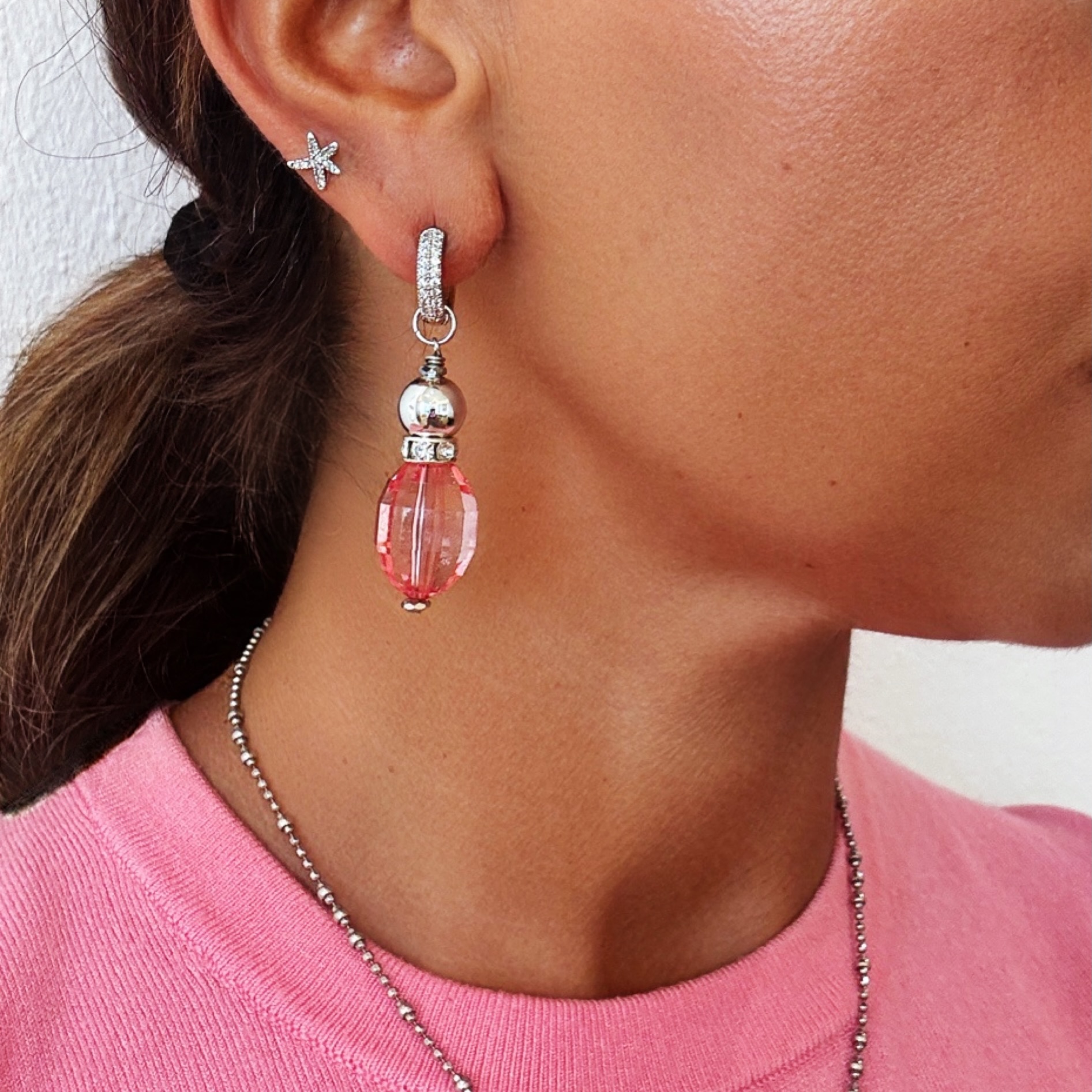 Pink, funkelnd und definitiv ein Hingucker 💗✨
Diese Statement-Ohrringe bringen Farbe und Glamour in jeden Look.
#StatementOhrringe #RosaOhrringe #Schmuck #PinkVibes #Glamour