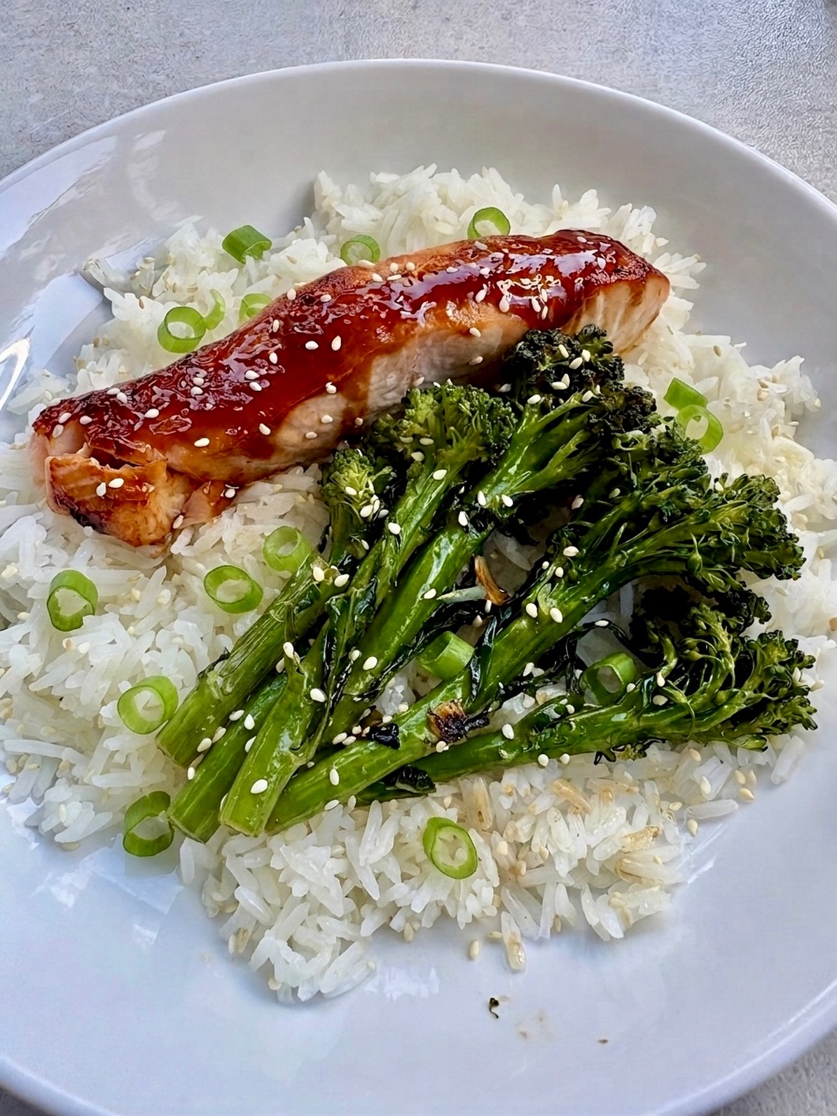 If you’ve followed me for a while then you’ll know this is my go to easy dinner. Salmon teriyaki served on a bed of Jasmine rice with sesame, soy, garlic, tenderstem broccoli. With extra soy on the side obvs!
Teriyaki sauce, soy sauce and sesame oil - @lkkeurope
Jasmine rice - @tildarice
#salmonteriyaki #teriyakisalmon #teriyaki
