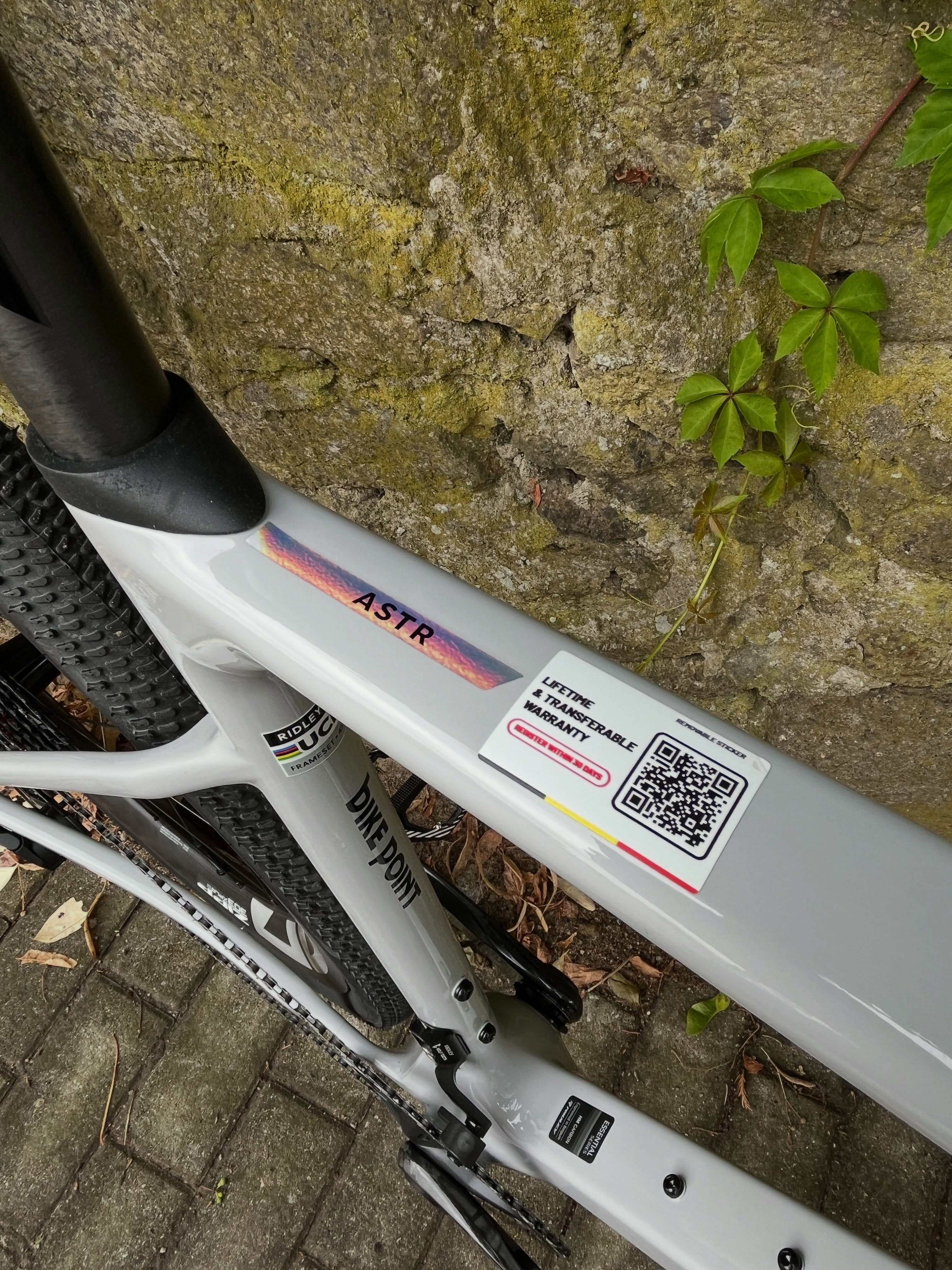 Details, die den Unterschied machen. 👀🔥
Beim Aufbau dieses Ridley ASTR wurde ordentlich aufgefahren: SRAM Force / GX Mullet 1x13-fach trifft auf einen Zipp 303 XPLR Laufradsatz.
Ein Setup für alle, die beim Gravelbike nicht zwischen Performance und Abenteuer wählen wollen. Leicht, schnell und bereit für alles, was hinter dem nächsten Abzweig wartet. 🚀
Und genau dafür lieben wir Custom Builds: Du bestimmst, was deine persönliche Gravel-Waffe ausmacht. 💥
#ridley #ridleyastr #sram #sramforce #bikepointdresden