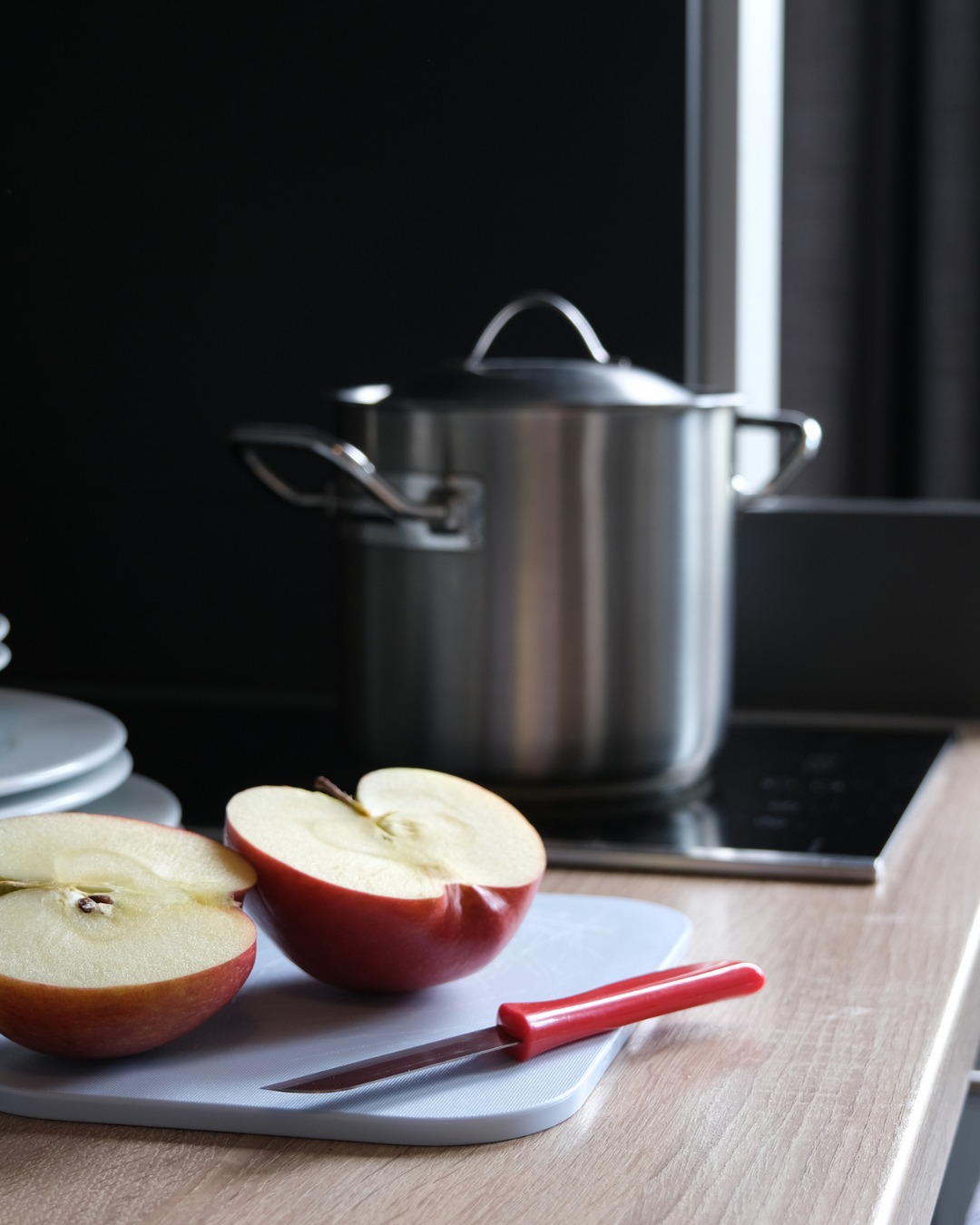 Bei uns im HUB Apartments kannst du dir dein Frühstück ganz easy selbst zubereiten.
Egal ob Porridge, Toast, Müsli oder einfach nur ein Kaffee: Hier genießt du es frisch, flexibel und genau so, wie du es liebst.
Perfekt für einen entspannten Morgen in Hamburg.