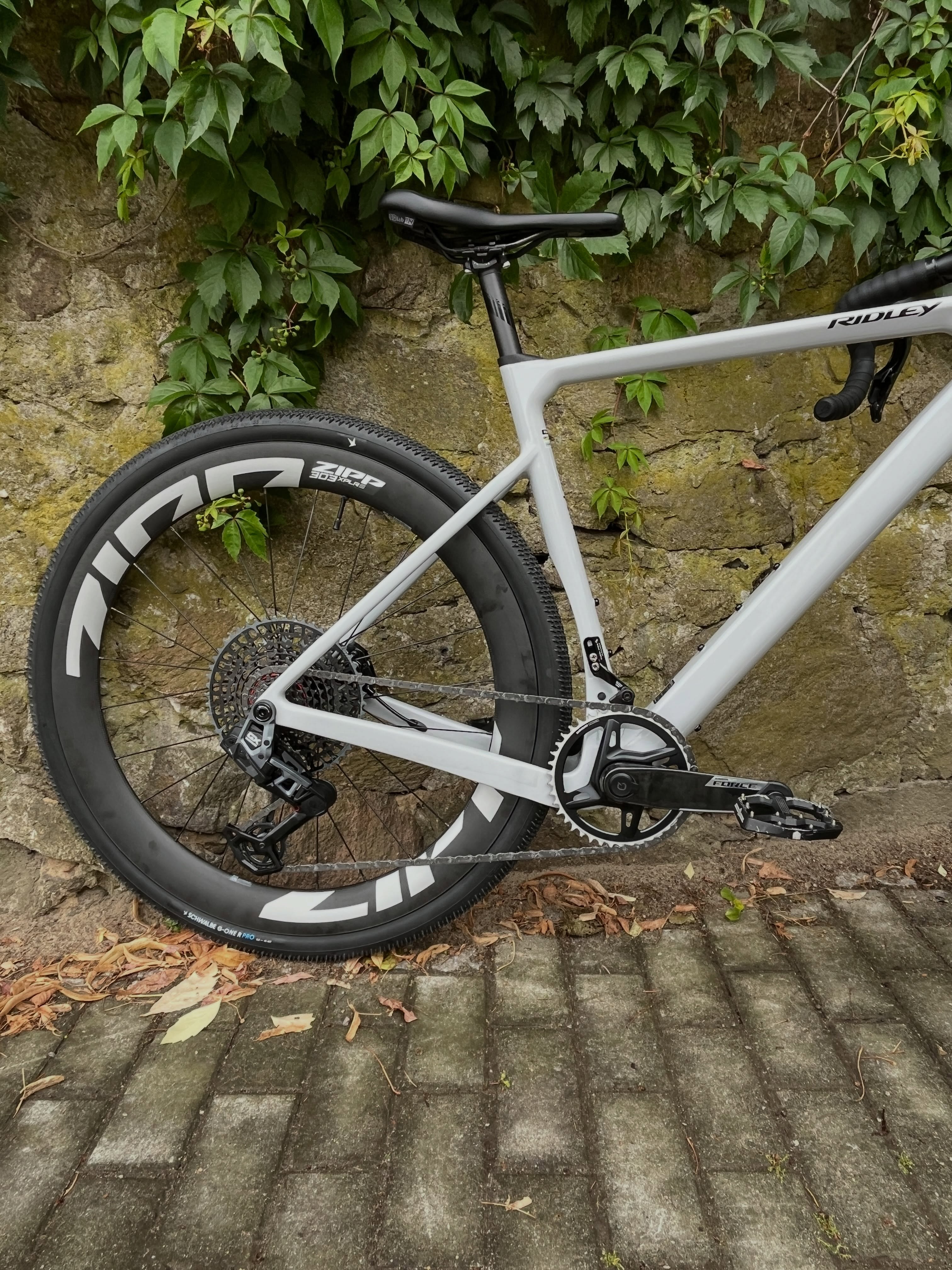 Details, die den Unterschied machen. 👀🔥
Beim Aufbau dieses Ridley ASTR wurde ordentlich aufgefahren: SRAM Force / GX Mullet 1x13-fach trifft auf einen Zipp 303 XPLR Laufradsatz.
Ein Setup für alle, die beim Gravelbike nicht zwischen Performance und Abenteuer wählen wollen. Leicht, schnell und bereit für alles, was hinter dem nächsten Abzweig wartet. 🚀
Und genau dafür lieben wir Custom Builds: Du bestimmst, was deine persönliche Gravel-Waffe ausmacht. 💥
#ridley #ridleyastr #sram #sramforce #bikepointdresden