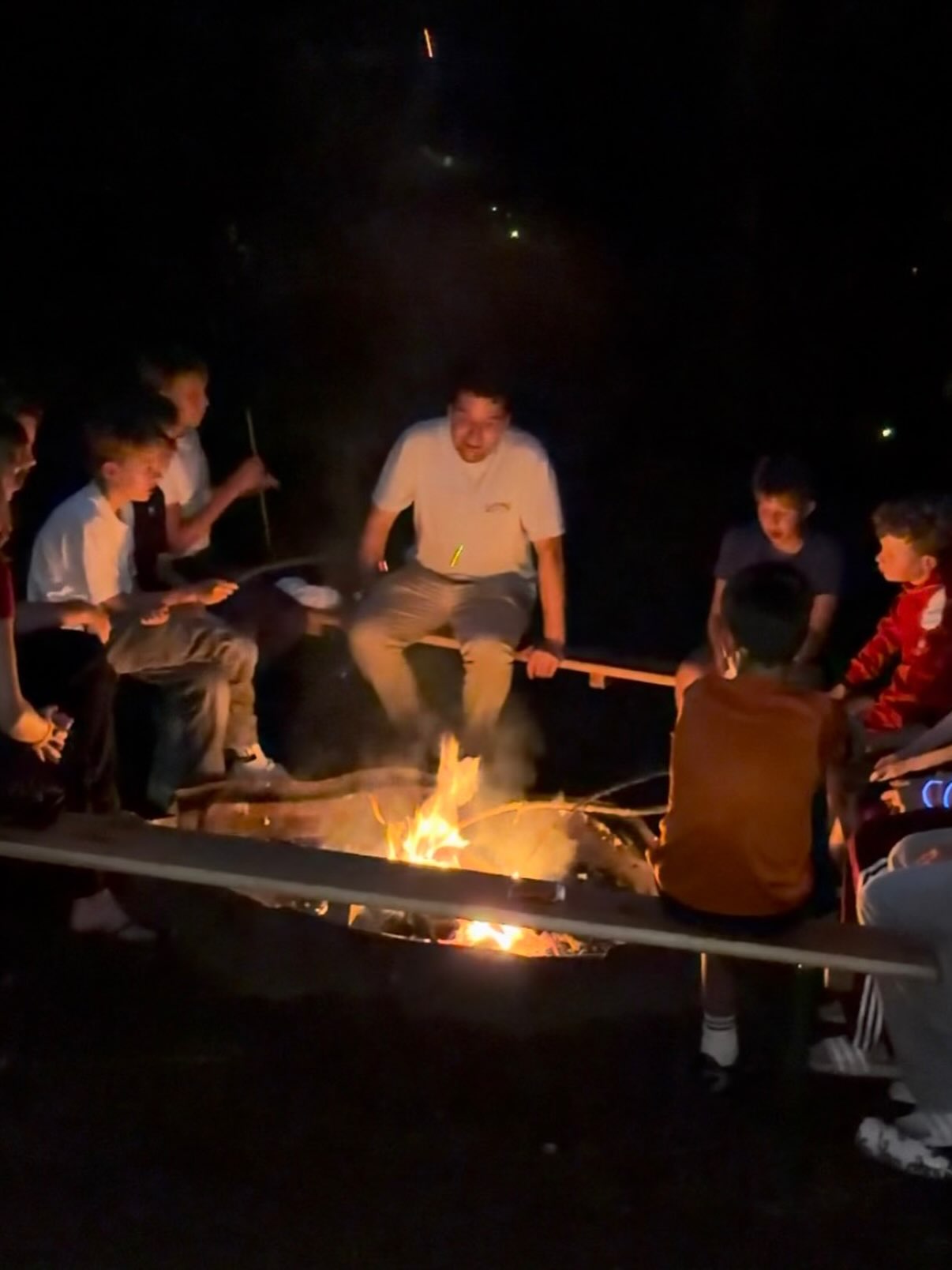De brugklassen gingen in de eerste week van het nieuwe schooljaar meteen op kamp! Een spannende start waarin kennismaken met je nieuwe klasgenoten en mentor centraal stond.
Tijdens het kamp was er van alles te beleven. Zo werden er vlotten gebouwd, gps-tochten gelopen en gingen de leerlingen de uitdaging aan op een spannend challenge parcours. Ook werd er booggeschoten, waren er gezellige spelletjes en natuurlijk mocht een kampvuur niet ontbreken. βs Avonds werd er volop gedanst tijdens de silent disco. πΆπ₯ Alle brugklasleerlingen zijn klaar voor een mooi schooljaar op het Kennemer Lyceum