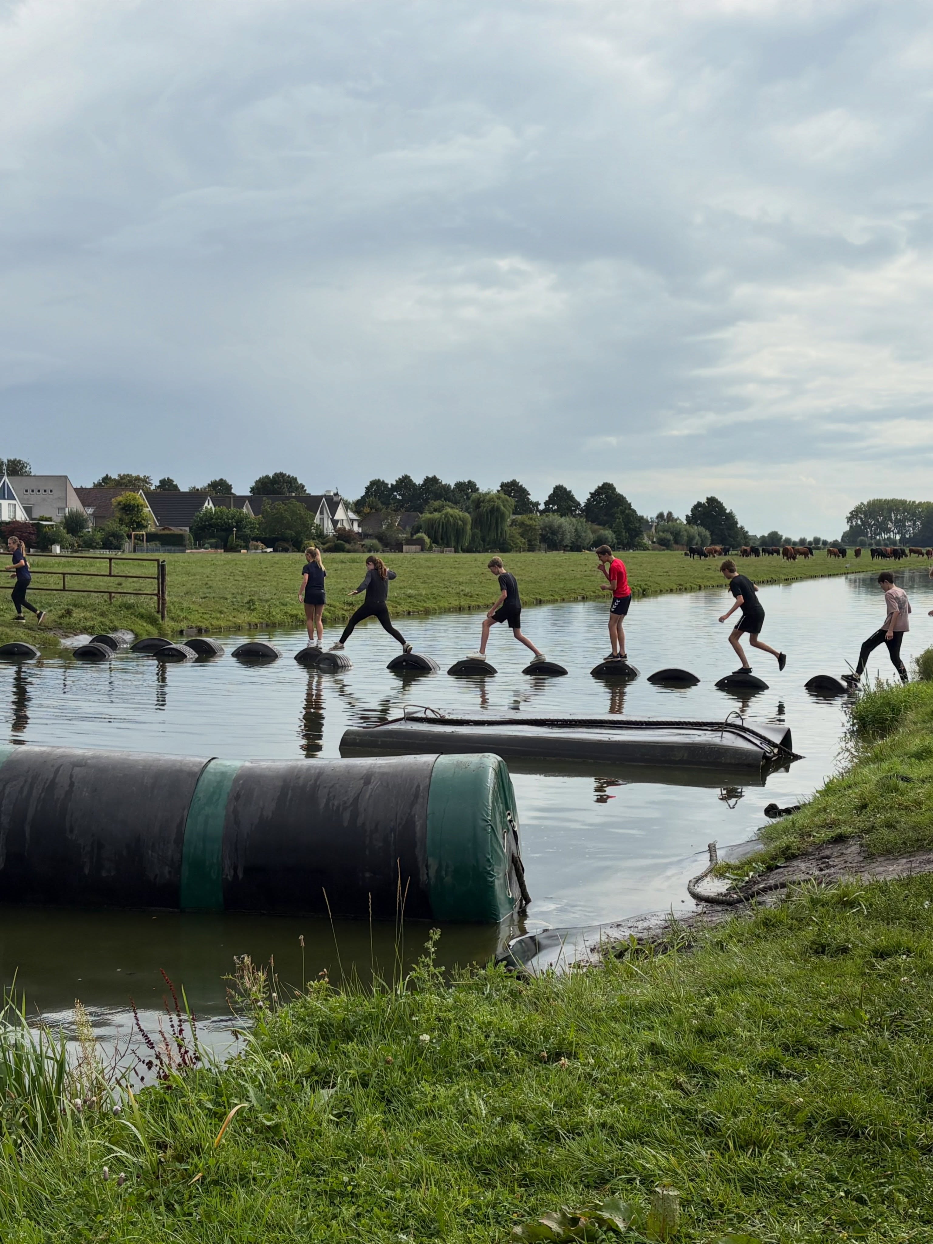 Een sportieve start voor leerjaar 3!
Modder, water, sport en vooral veel samenwerken! Afgelopen vrijdag ging heel leerjaar 3 naar Poldersport in De Kwakel. πͺ
Tijdens de verschillende activiteiten stonden samenwerken, plezier maken en elkaar beter leren kennen centraal.
Een gezellige en actieve start van het nieuwe schooljaar! π
#KennemerLyceum #Leerjaar3 #Poldersport #Samenwerken #Schooljaar2026