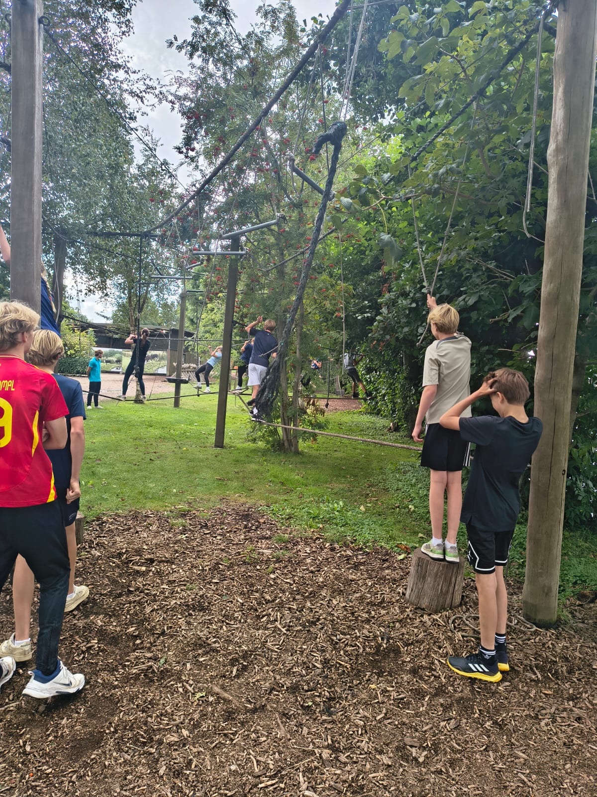 Een sportieve start voor leerjaar 3!
Modder, water, sport en vooral veel samenwerken! Afgelopen vrijdag ging heel leerjaar 3 naar Poldersport in De Kwakel. πͺ
Tijdens de verschillende activiteiten stonden samenwerken, plezier maken en elkaar beter leren kennen centraal.
Een gezellige en actieve start van het nieuwe schooljaar! π
#KennemerLyceum #Leerjaar3 #Poldersport #Samenwerken #Schooljaar2026