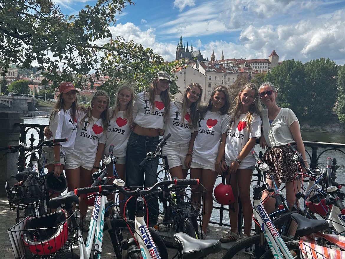 4H verruilde het klaslokaal voor het prachtige Praag! Tijdens deze actieve schoolreis stond vooral samen beleven en avontuur centraal.
De leerlingen ontdekten de stad op een sportieve manier en gingen de uitdaging aan met verschillende outdooractiviteiten. Samen op pad, nieuwe plekken ontdekken en elkaar op een andere manier leren kennen zorgden voor veel gezelligheid en mooie momenten.
Een actieve en avontuurlijke reis vol plezier, uitdaging en groepsvorming.