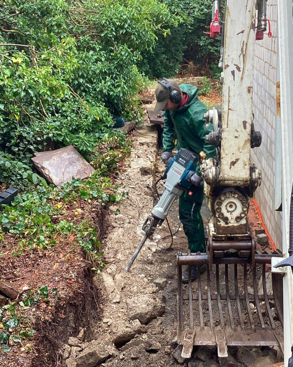 Erstmal Platz schaffen...
Neue Baustelle, neues Projekt – und bevor etwas Neues entstehen kann, muss manchmal erstmal das Alte weichen 💪
Heute geht es deshalb mit dem Presslufthammer einer vorhandenen Betoneinfassung an den Kragen. Stück für Stück wird zurückgebaut, damit anschließend Raum für die neue Gartengestaltung entsteht.
Noch sieht es nach ordentlich Arbeit aus – aber genau hier beginnt jedes neue Projekt 😉
Wir freuen uns schon darauf, euch mitzunehmen und zu zeigen, was hier entsteht!
#TeamAchtermann #GärtnerVonEden #BaustellenEinblicke #Rückbau #Gartenbau #Gartengestaltung #Gartenplanung #Presslufthammer #NeuesProjekt #Privatgarten #Achtermann