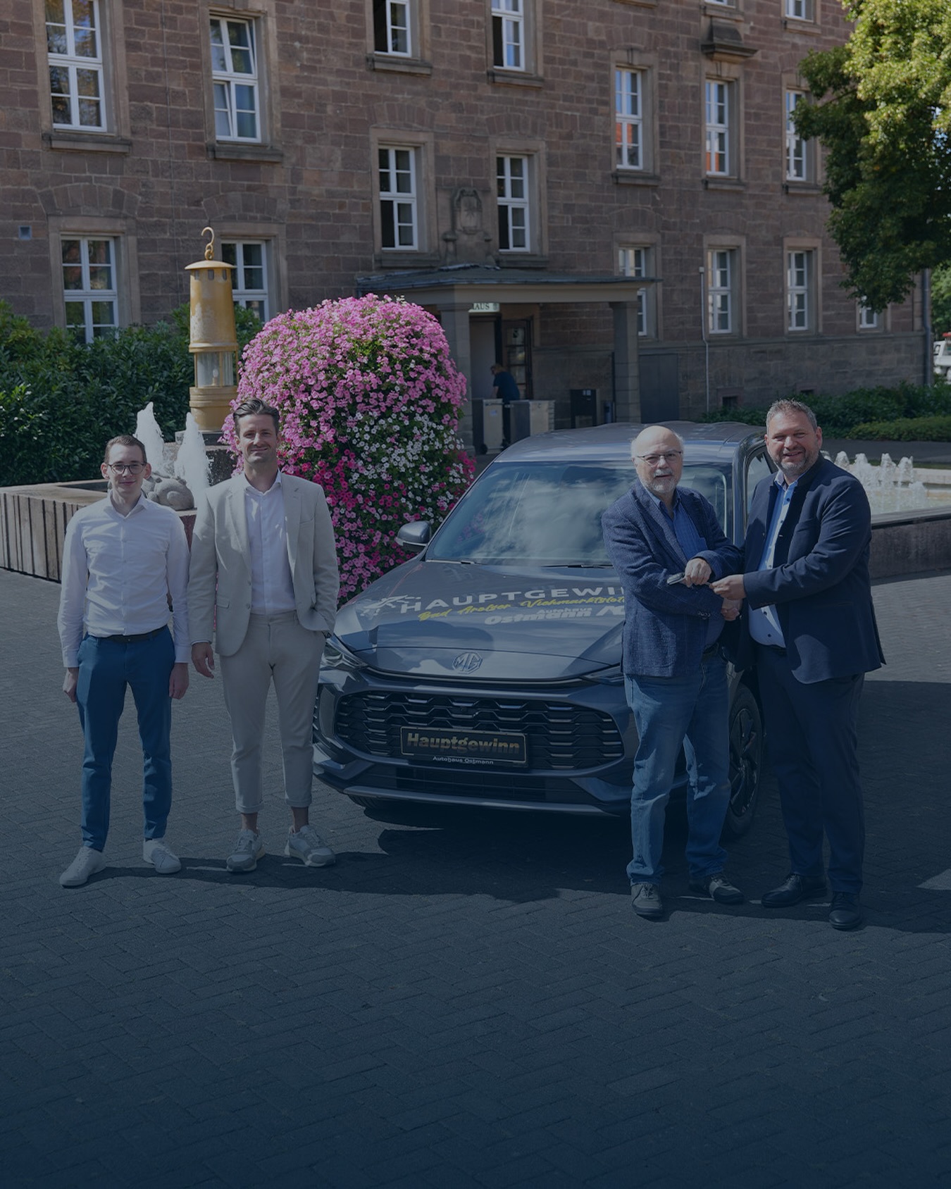 Ein Los gekauft – Ein Auto gewonnen! 🎟️🚘
Beim diesjährigen Kram- und Viehmarkt in Bad Arolsen war ein grauer MG ZS der Hauptgewinn der traditionellen Viehmarktslotterie. Endlich konnte das Fahrzeug an den glücklichen Gewinner übergeben werden.
Wir freuen uns sehr, dass der diesjährige Hauptgewinn nun seinen neuen Besitzer gefunden hat und wünschen ganz viel Freude mit dem neuen MG ZS sowie allzeit gute Fahrt! 🤝🏽
Zusatzausstattungen und Zubehör (Anbauteile, Reifenformat usw.) können relevante Fahrzeugparameter, wie z. B. Gewicht, Rollwiderstand und Aerodynamik verändern und neben Witterungs- und Verkehrsbedingungen sowie dem individuellen Fahrverhalten den Kraftstoffverbrauch, den Stromverbrauch, die CO₂-Emissionen und die Fahrleistungswerte eines Fahrzeugs beeinflussen.
#Viehmarkt #BadArolsen #Hauptgewinn #MG