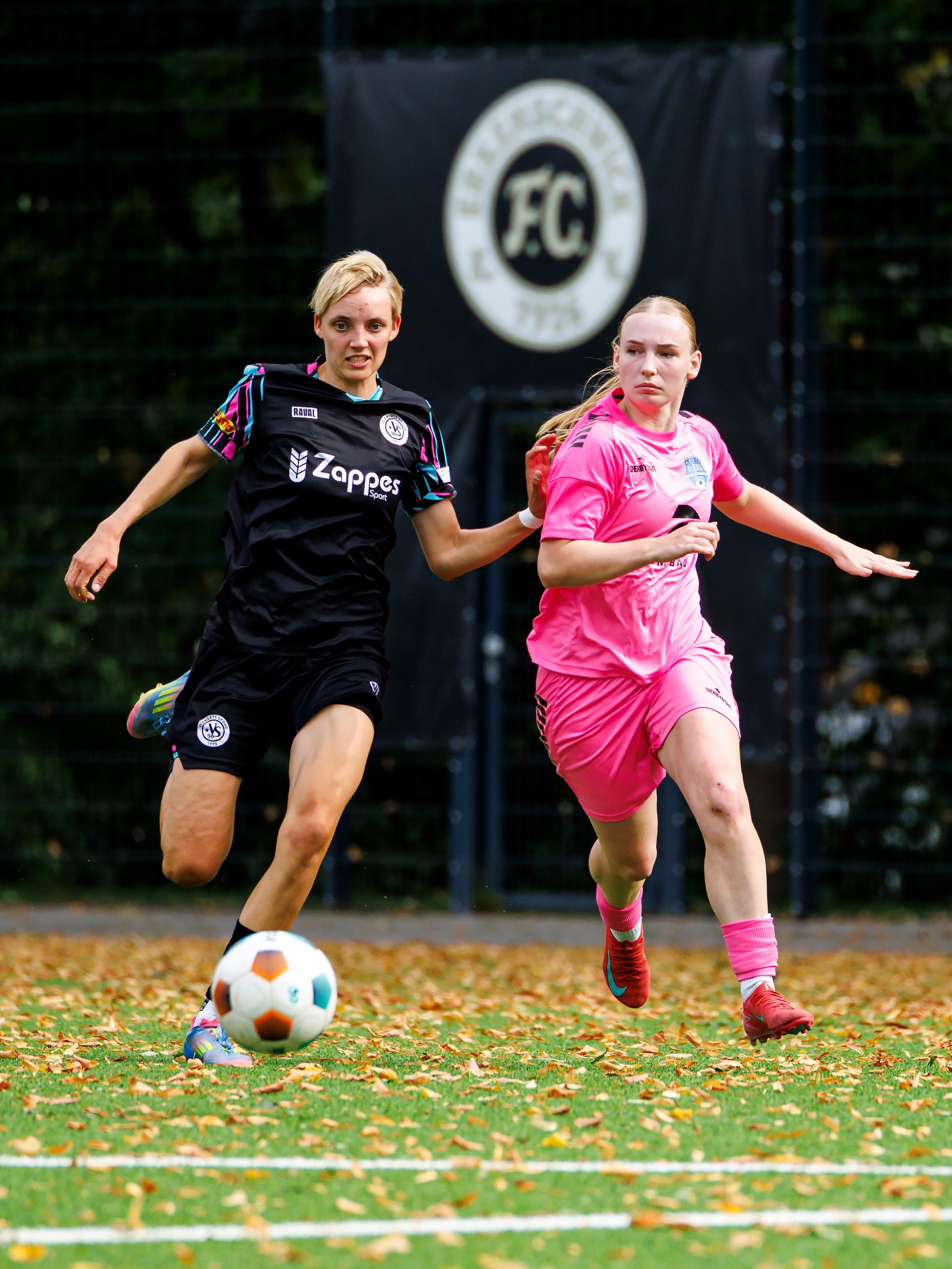 𝙎𝙥𝙞𝙚𝙡𝙩𝙖𝙜 2 #𝙁𝙁𝘾𝙎𝙋𝙊 📸 𝙏𝙚𝙞𝙡 2
Wir wollen euch gerne noch weitere Eindrücke vom ersten #Heimspiel unserer Frauen gegen die @vorwaertsspoho98_frauen präsentieren 💙🤍
📸 @ric.baumert
#frauenfussball #regionalliga #team recklinghausen
@dombaugmbh
@caseapartments
@experka_
@bauenundleben
@mcdonaldsde
@derbystar
