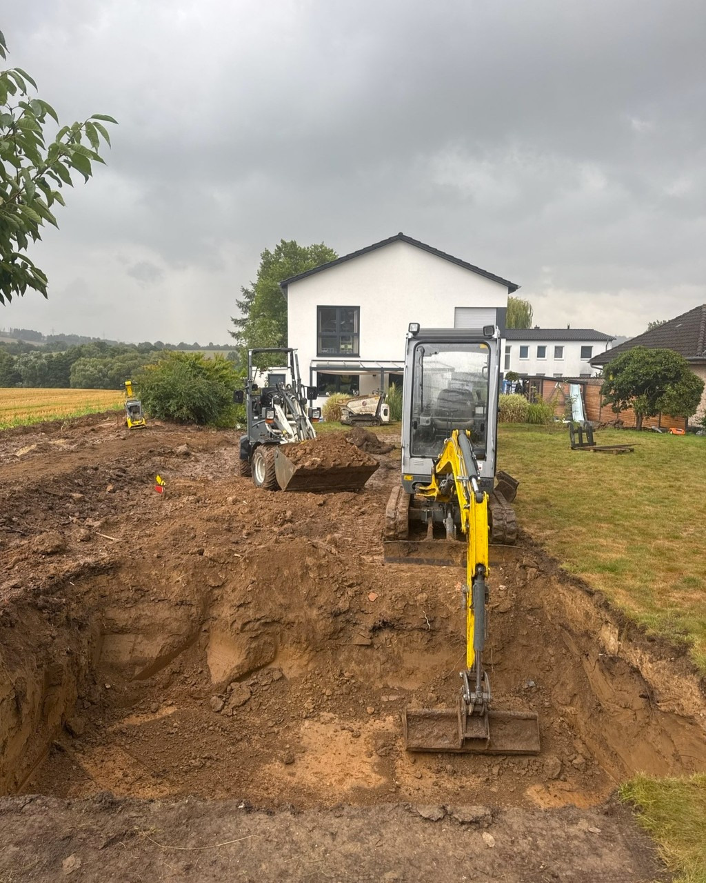 Erstmal machen wir den vorhandenen Garten kaputt...
…und ordentlich Dreck. 🚜🌿
Auf dieser Baustelle entsteht ein neuer Pool – aber bevor später das Wasser glitzert und alles nach Urlaub aussieht, heißt es erstmal: Bagger an und Platz schaffen.
Mit Bagger und Radlader wird der Aushub für das neue Poolbecken erledigt. Jede Menge Erde raus, ordentlich Bewegung auf der Baustelle und noch ziemlich weit entfernt vom fertigen Pooltraum 😉
Aber keine Sorge: Das Chaos ist nur vorübergehend. Wir zeigen euch, was daraus entsteht!
#TeamAchtermann #GärtnerVonEden #Poolbau #Poolbaustelle #Pooltraum #Bagger #Minibagger #Radlader #Gartenbau #Privatgarten #BaustellenEinblicke #Achtermann