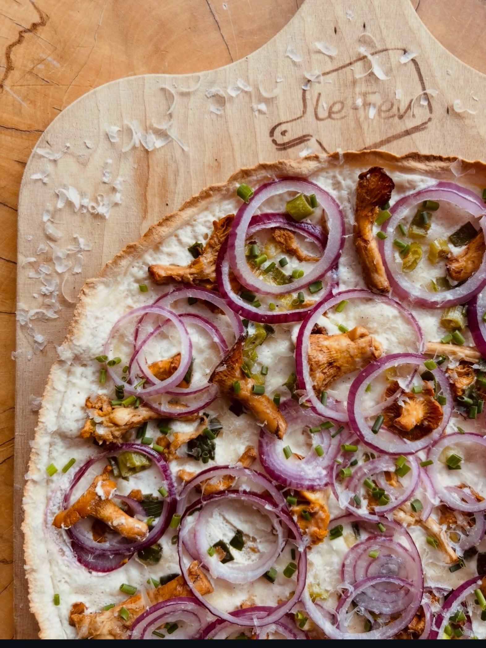 🤩 Unser Flammkuchen des Monats September „der Pfiffige“. 🍄🟫 🔥
💥 Knusprig, frischer Flammkuchen mit feinen Zwiebelchen und aromatischen Pfifferlingen. 🤤
Gibts natürlich so zum Teilen und auch im Tout le monde 🫶🏼
👉 Schnell Tisch reservieren und probieren!
📸 @lefeubielefeld