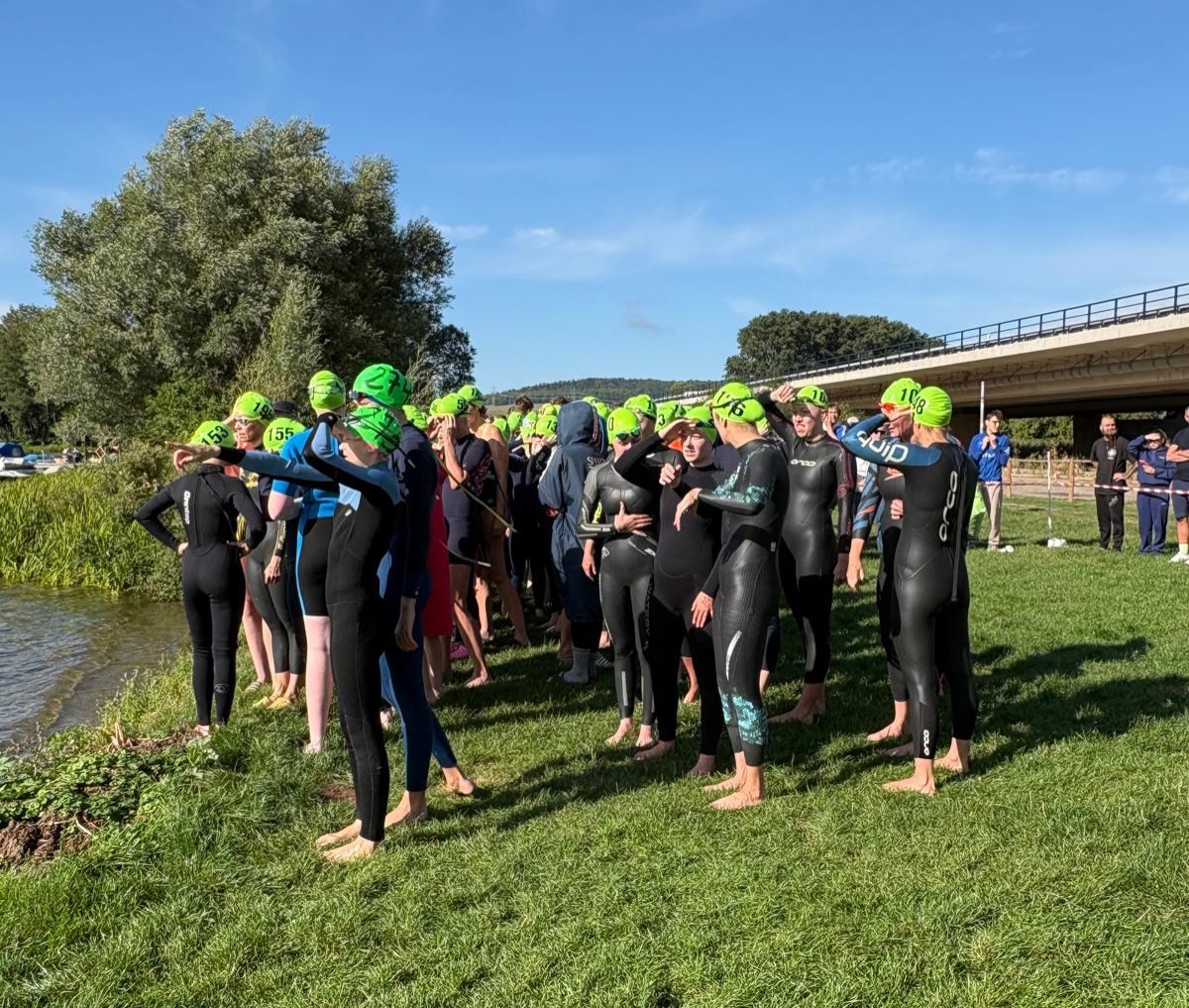 Landesfreiwassermeisterschaften in Northeim 🌊
Zum Ende des Sommers ging es für Niedersachsens Freiwasserschwimmer:innen noch einmal auf die lange Strecke. Bei den Landesfreiwassermeisterschaften am vergangenen Wochenende an der Northeimer Seenplatte standen die 2,5km, 5km und 3 x 1.250m Staffel auf dem Programm.
Mit 184 Einzel- und 39 Staffelmeldungen war auch in diesem Jahr einiges los im Northeimer Kiessee.
Herzlichen Glückwunsch an alle Teilnehmenden zu ihren Leistungen und ein großes Dankeschön an die Wasserfreunde Northeim, die DLRG und alle Helfer:innen für die Ausrichtung!👏🏼
ℹ️ Einen ausführlichen Bericht, Bilder und weitere Eindrücke findet ihr auf unserer Homepage.
#lsn #landesschwimmverbandniedersachsen #niedersachen #freiwasser #schwimmen