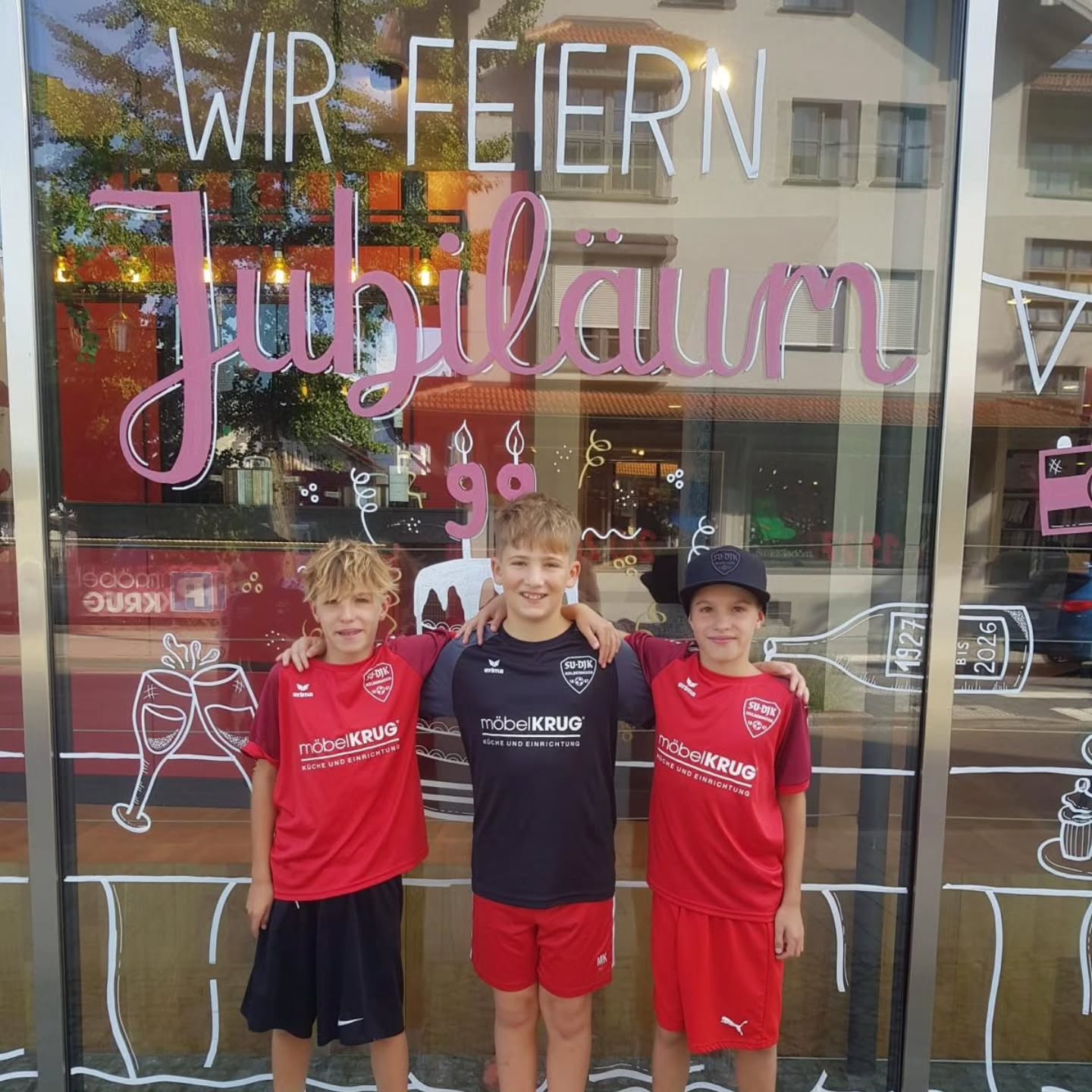 ? Vielen Dank für eure Unterstützung! ❤️
Wir möchten heute einen ganz besonderen Dank an unseren Sponsor möbelKRUG aus Kolbermoor richten! ? @moebelkrug
Genau solche regionalen Partner machen unseren Weg möglich. ?
Vielen Dank an möbelKRUG für das Vertrauen, die Unterstützung und das Engagement! ?
Schaut gerne bei möbelKRUG vorbei und lasst euch inspirieren:
www.moebel-krug.de
????????????????
möbelKRUG steht seit Generationen für Schreiner-Tradition, Qualität und persönliche Beratung.
Ob individuelle Küchenplanung, hochwertige Möbel oder maßgeschneiderte Lösungen – bei möbelKRUG trifft traditionelles Schreinerhandwerk auf moderne Wohnideen. Dabei legt das Unternehmen großen Wert auf Qualität, faire Preise und einen persönlichen Service.
#möbelKRUG #Kolbermoor #GemeinsamStar