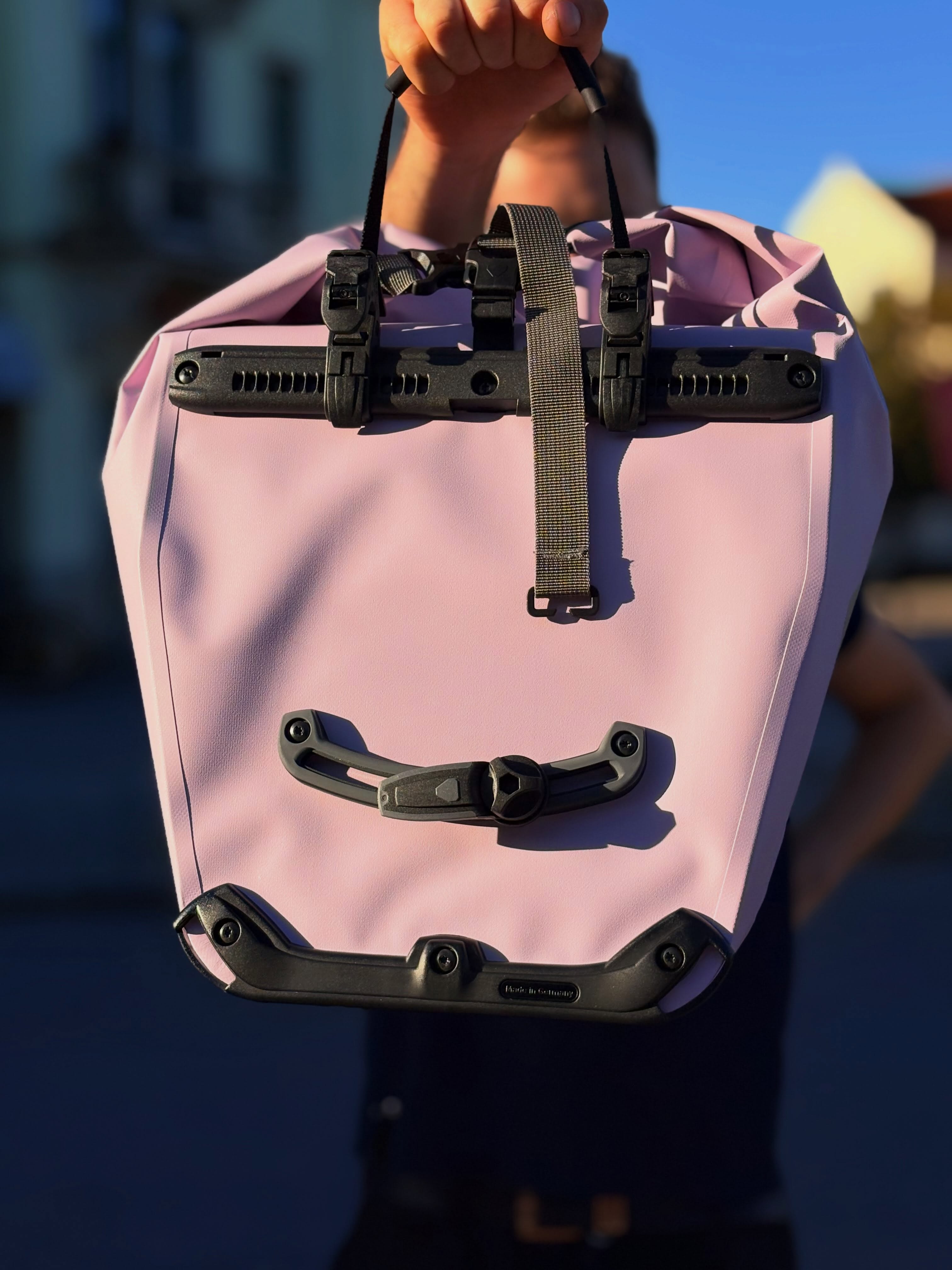 🚨 @ortlieb_waterproof bekommt ein Upgrade!🚨
Neue Taschen, frische Farben und schicke Designs – und mittendrin: TIDURA®👀
Das neue Materialsystem von ORTLIEB verbindet robustes Gewebe, wasserdichte Beschichtung und hochfrequenz-verschweißte Nähte zu einem System. Das Ergebnis: wasserdicht, extrem strapazierfähig und gemacht für lange Haltbarkeit. 💪💦
Dabei setzt TIDURA® auf Reparierbarkeit und austauschbare Komponenten – vom Alltag bis zum harten Outdoor-Einsatz. 🚲🏕️
Und optisch gibt’s ebenfalls ordentlich frischen Wind: neue Farben, neue Designs, neue Taschen. 🎨
👉 Die neuen TIDURA®-Produkte gibt’s ab sofort bei uns im bikepoint Dresden!
Kommt vorbei und schaut sie euch live an. 😎
#bikepointdresden #ortlieb #tidura #ortliebtidura #fahrradtaschen