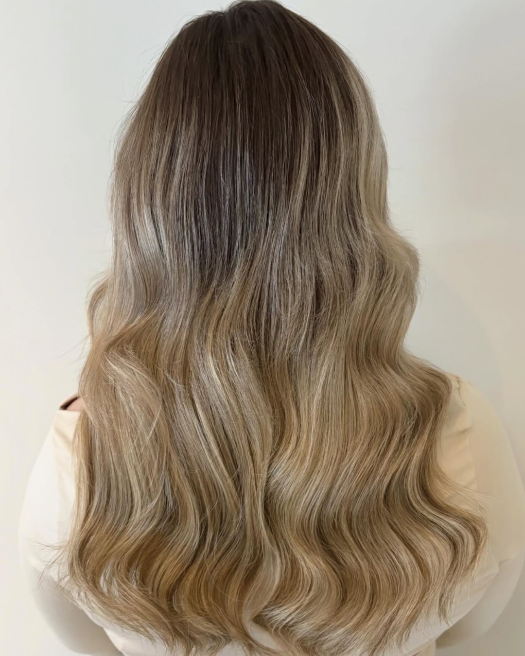 Van mooi… naar wauw. ✨🤍We blijven het geweldig vinden om de prachtige resultaten van onze partners te zien. Deze mooie transformatie is gecreëerd door @bliss.haarstudio. 👏Ben jij ook Humano Hair partner en trots op jouw creaties? Tag @humanohair.nl in je posts of reels. Wie weet zetten we jouw werk binnenkort ook in de spotlight. 🤍—
#HumanoHair #HumanoPartner #ClientSpotlight #HairExtensions