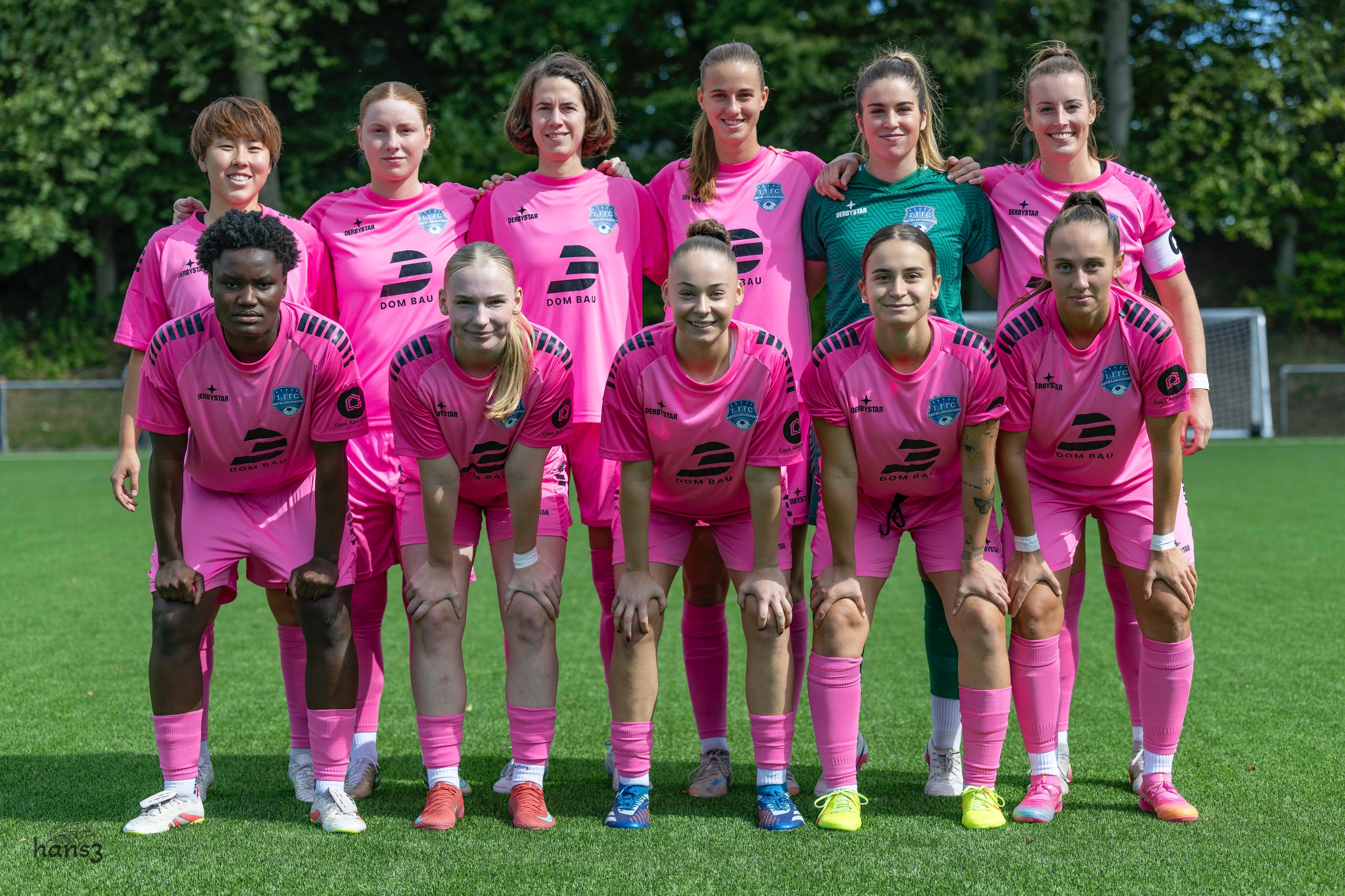 💙🤍 𝙎𝙥𝙞𝙚𝙡𝙩𝙖𝙜 3 - 𝘼𝙪𝙨𝙬𝙖̈𝙧𝙩𝙨𝙨𝙞𝙚𝙜 𝙞𝙣 𝙀𝙨𝙨𝙚𝙣
Unsere Frauen bauen ihre erfolgreiche Startserie in der #Regionalliga mit dem dritten 3️⃣er in Folge aus und behalten tatsächlich sogar die #Tabellenspitze … punktgleich mit dem BVB.
Selbstbewusst und zielstrebig erspielten sich die Mädels eine deutliche 3:0-Führung und hielten am Ende souverän die 0.
Danke an Hans @h3vestfoto für die
📸 Bilderserie.
—————-
@dombaugmbh
@caseapartments
@bauenundleben
@experka_
@mcdonaldsde
@derbystar
@burghotel_volmarstein