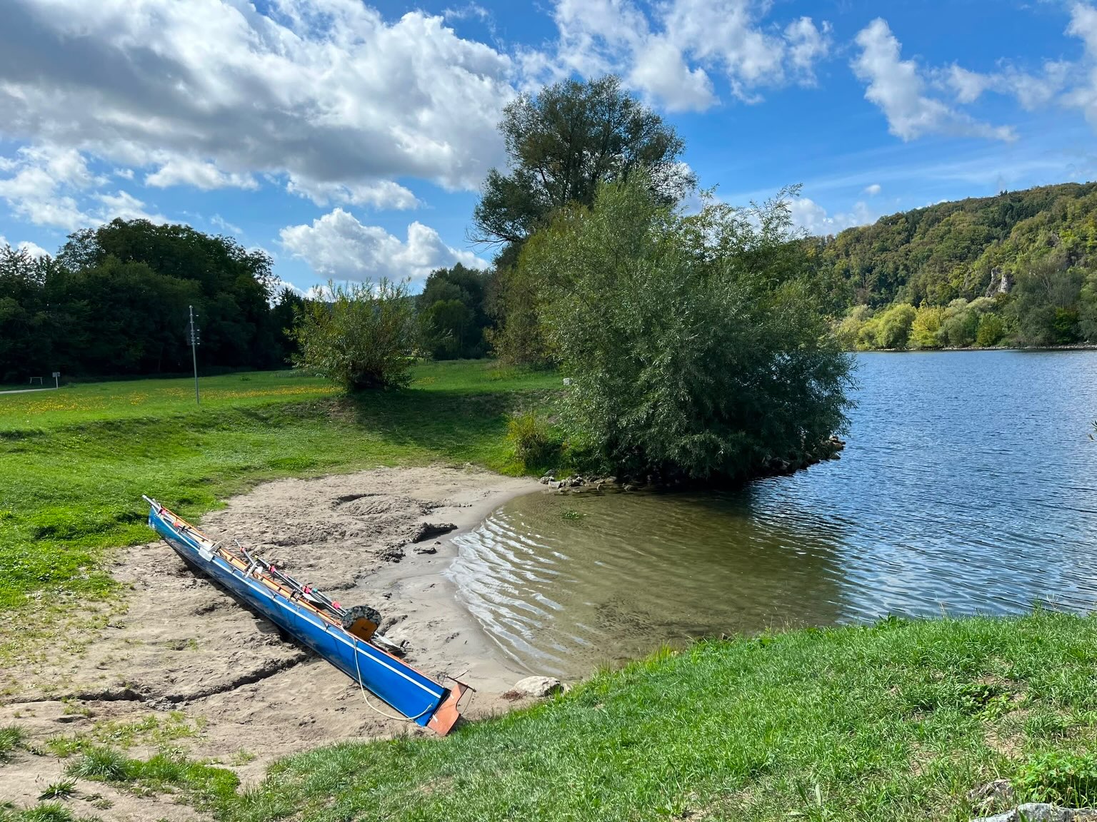 Donau, die Dritte 🚣🏻 Im Mai war die Di-Gruppe von IN nach REG unterwegs. Im August die Jugend von DEG nach Passau. Mit denjenigen, die den #Donaudurchbruch als Landdienst verpasst haben (Steffi, Yvonne) und Hans (im Mai verhindert) machten sich Steffen und Sportvorstand Michael nochmal auf - und wurden mit herrlichstem Indiansummer belohnt 🍁 Respekt an Hans, der mit 90 Jahren die Hälfte der Strecke ruderte!