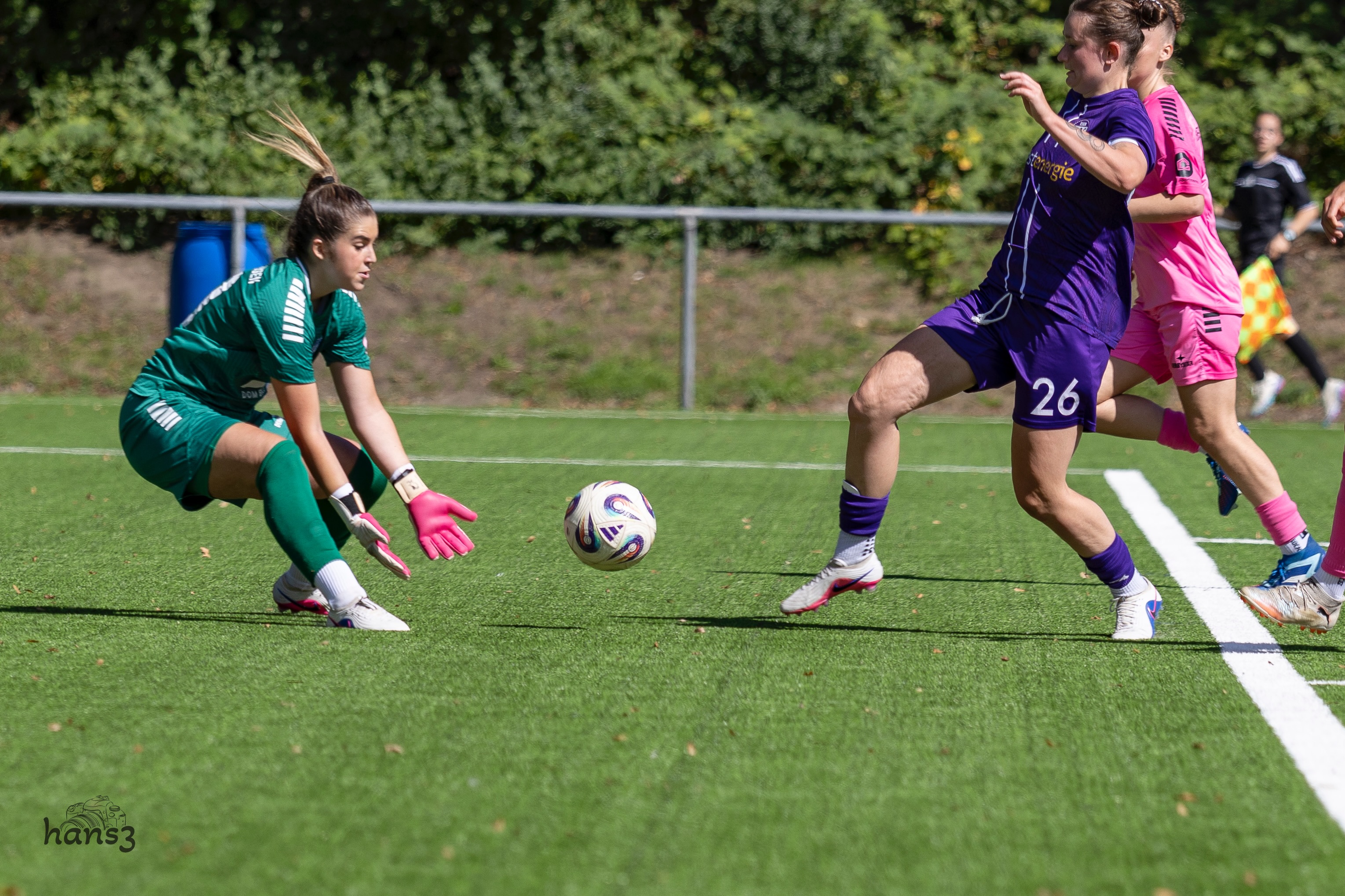 💙🤍 𝙎𝙥𝙞𝙚𝙡𝙩𝙖𝙜 3 - 𝘼𝙪𝙨𝙬𝙖̈𝙧𝙩𝙨𝙨𝙞𝙚𝙜 𝙞𝙣 𝙀𝙨𝙨𝙚𝙣
Unsere Frauen bauen ihre erfolgreiche Startserie in der #Regionalliga mit dem dritten 3️⃣er in Folge aus und behalten tatsächlich sogar die #Tabellenspitze … punktgleich mit dem BVB.
Selbstbewusst und zielstrebig erspielten sich die Mädels eine deutliche 3:0-Führung und hielten am Ende souverän die 0.
Danke an Hans @h3vestfoto für die
📸 Bilderserie.
—————-
@dombaugmbh
@caseapartments
@bauenundleben
@experka_
@mcdonaldsde
@derbystar
@burghotel_volmarstein