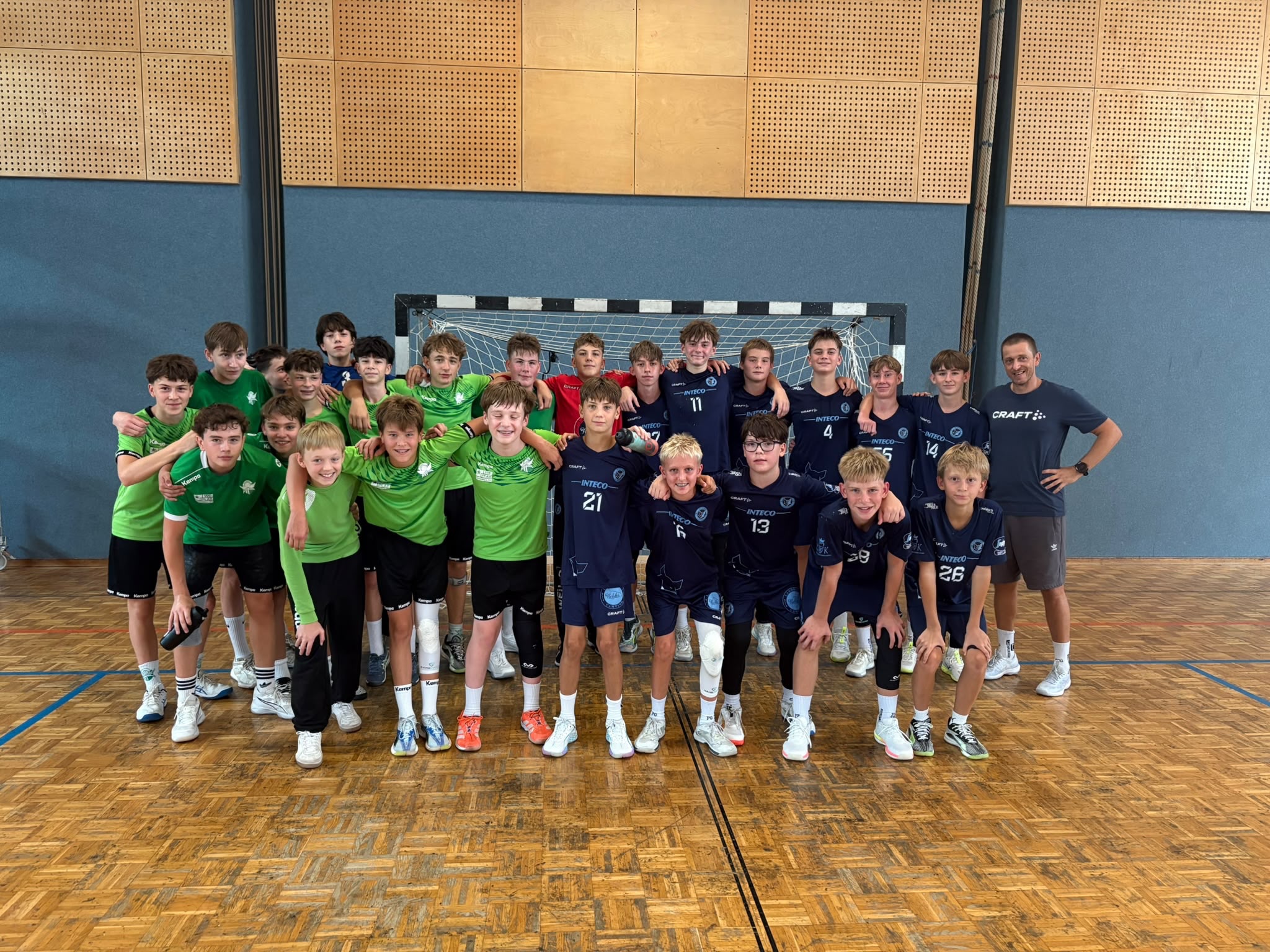 Testspiel unserer U14!🤾♂️💚
In einem intensiven Spiel konnte unsere U14 wichtige Erfahrungen sammeln und sich weiter auf die kommende Saison vorbereiten.💪
Danke an die BT Füchse für das spannende Testspiel und den guten Austausch!🤝
#concirclewestwien #handballaustria #hlachallenge #alwaysplayheart #testspiel