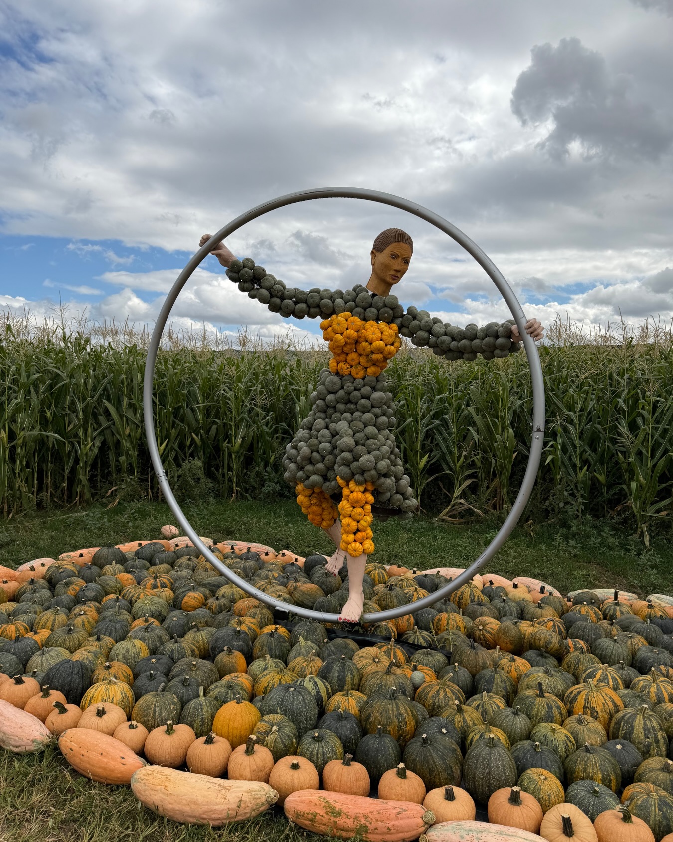 Unser Wochenende in der Kürbiserlebniswelt 🧡🍂
Swipe durch und schau, was dieses Wochenende alles bei uns los war! 👉🏻
Unser Maispool war am Wochenende wieder ein absolutes Highlight! 🌽
Während die Großen entspannt haben, wurde hier fleißig gebuddelt, gespielt und getobt 🤎
Hereinspaziert in unseren Kürbiszirkus!
Unsere 16 Kürbisfiguren haben auch dieses Wochenende wieder für viele staunende Blicke gesorgt 🎪🦁🎠
Ponyzeit! 🐴🤎
Zum Kürbisfest durften unsere kleinen Besucher auf den Ponys eine Runde drehen
Hüpfen, toben, lachen! 🤸🏻♀️
Auf unserem Hüpfkissen war am Wochenende ordentlich was los!
Dieses Wochenende durften wir Gastgeber für ein ganz besonderes Event sein @connectingpeople.community mit tollen Menschen, schönen Begegnungen und einer ganz besonderen Atmosphäre 💛💫
Der Duft von gebrannten Kürbiskernen lag in der Luft
Vanille, Zimt, Schoko, Knoblauch, Chili und noch viele weitere Sorten warten darauf, von euch probiert zu werden 😋
16 Kürbisfiguren - wer hat schon alle entdeckt und bestaunt? 🎃
Welche ist euer Favorit?
Ein besonderer Ausklang des Wochenendes 🤍
Bei unserer Abendandacht konnten wir den Tag gemeinsam ausklingen lassen.
Schön, dass ihr dabei wart! 💫
