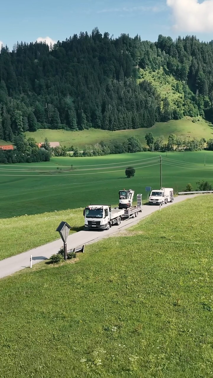 So sieht unser Arbeitsalltag aus. 🌿🚛
Raus ins Allgäu. Baustelle besprechen. Maschinen an. Los geht’s.
GaLaBau, wie wir ihn mögen: draußen, abwechslungsreich und gemeinsam was schaffen. 💪
#gaertnervoneden #gartengestaltung #landschaftsgaertner #galabau #teamwork