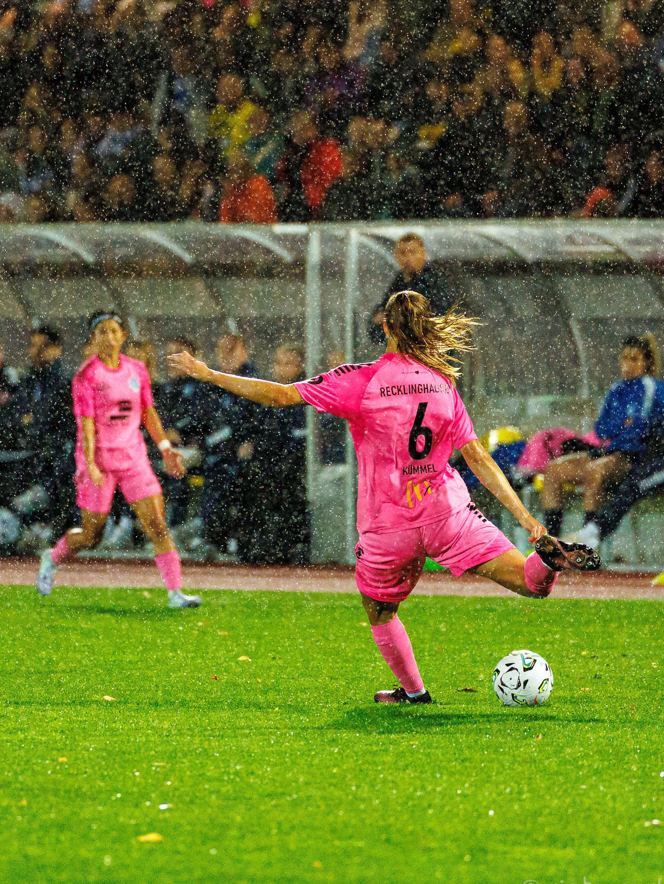 💙🤍 #𝘽𝙑𝘽𝙁𝙁𝘾 📸 𝙏𝙚𝙞𝙡 3
👉 📸 @ric.baumert
#flutlicht #pokal #frauenfussball #leidenschaft