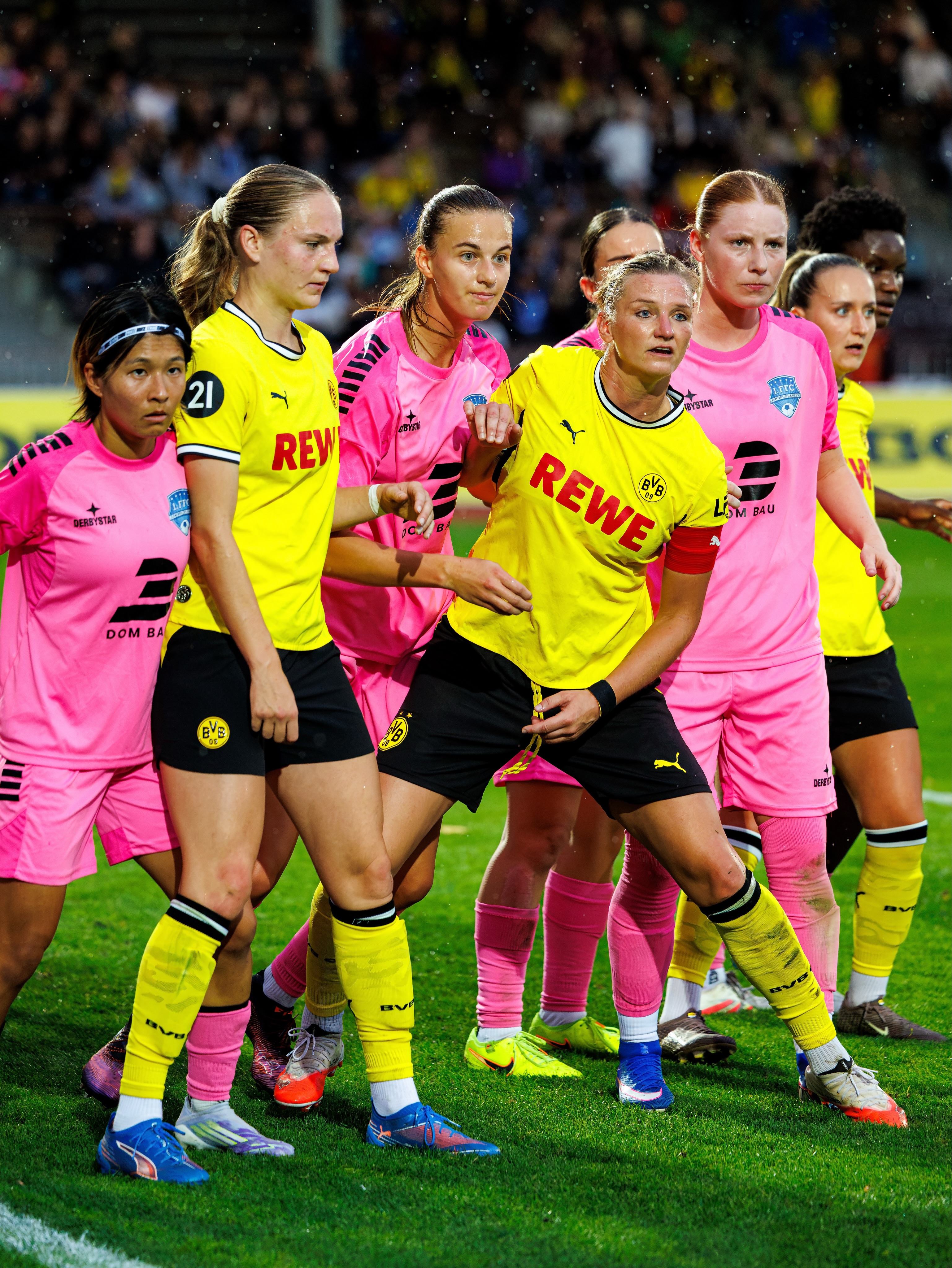 💙🤍 #𝘽𝙑𝘽𝙁𝙁𝘾 📸 𝙏𝙚𝙞𝙡 2
Westfalenpokal bei den @bvb09frauen
📸 @ric.baumert
——
@dombaugmbh
@caseapartments
@burghotel_volmarstein
@bauenundleben
@mcdonaldsde
@derbystar
@experka_
