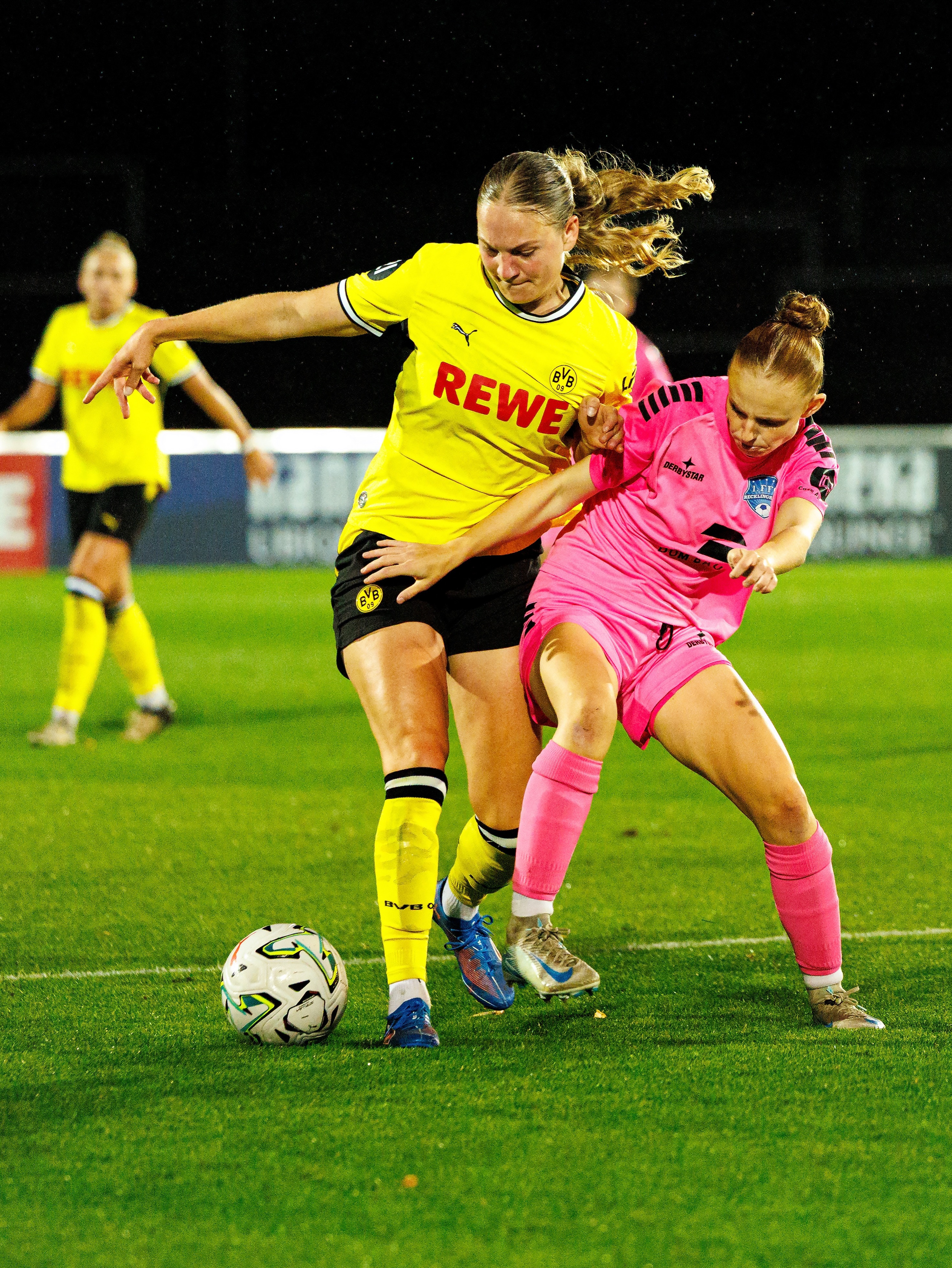 💙🤍 #𝘽𝙑𝘽𝙁𝙁𝘾 📸 𝙏𝙚𝙞𝙡 2
Westfalenpokal bei den @bvb09frauen
📸 @ric.baumert
——
@dombaugmbh
@caseapartments
@burghotel_volmarstein
@bauenundleben
@mcdonaldsde
@derbystar
@experka_