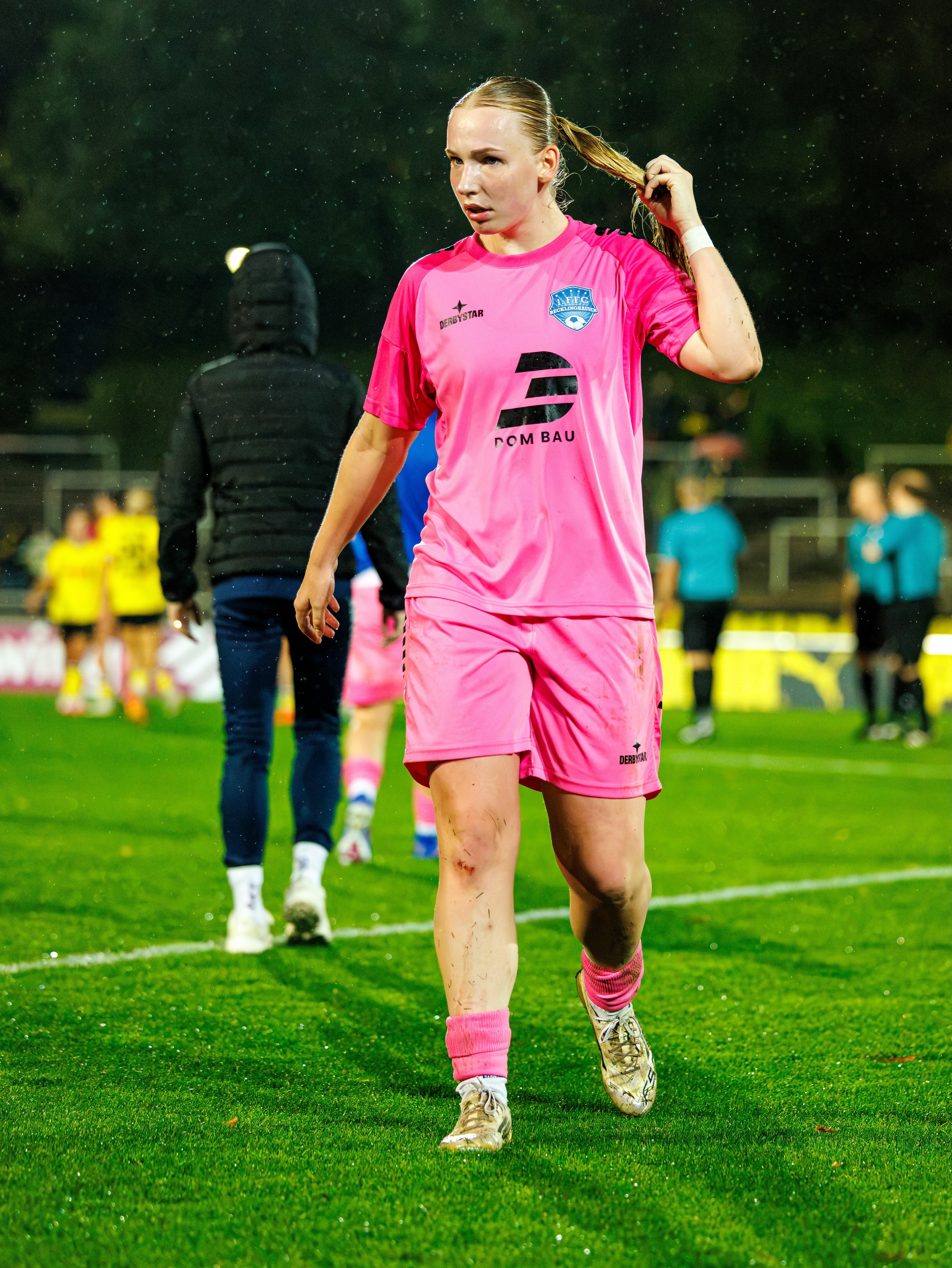 💙🤍 #𝘽𝙑𝘽𝙁𝙁𝘾 📸 𝙏𝙚𝙞𝙡 3
👉 📸 @ric.baumert
#flutlicht #pokal #frauenfussball #leidenschaft
