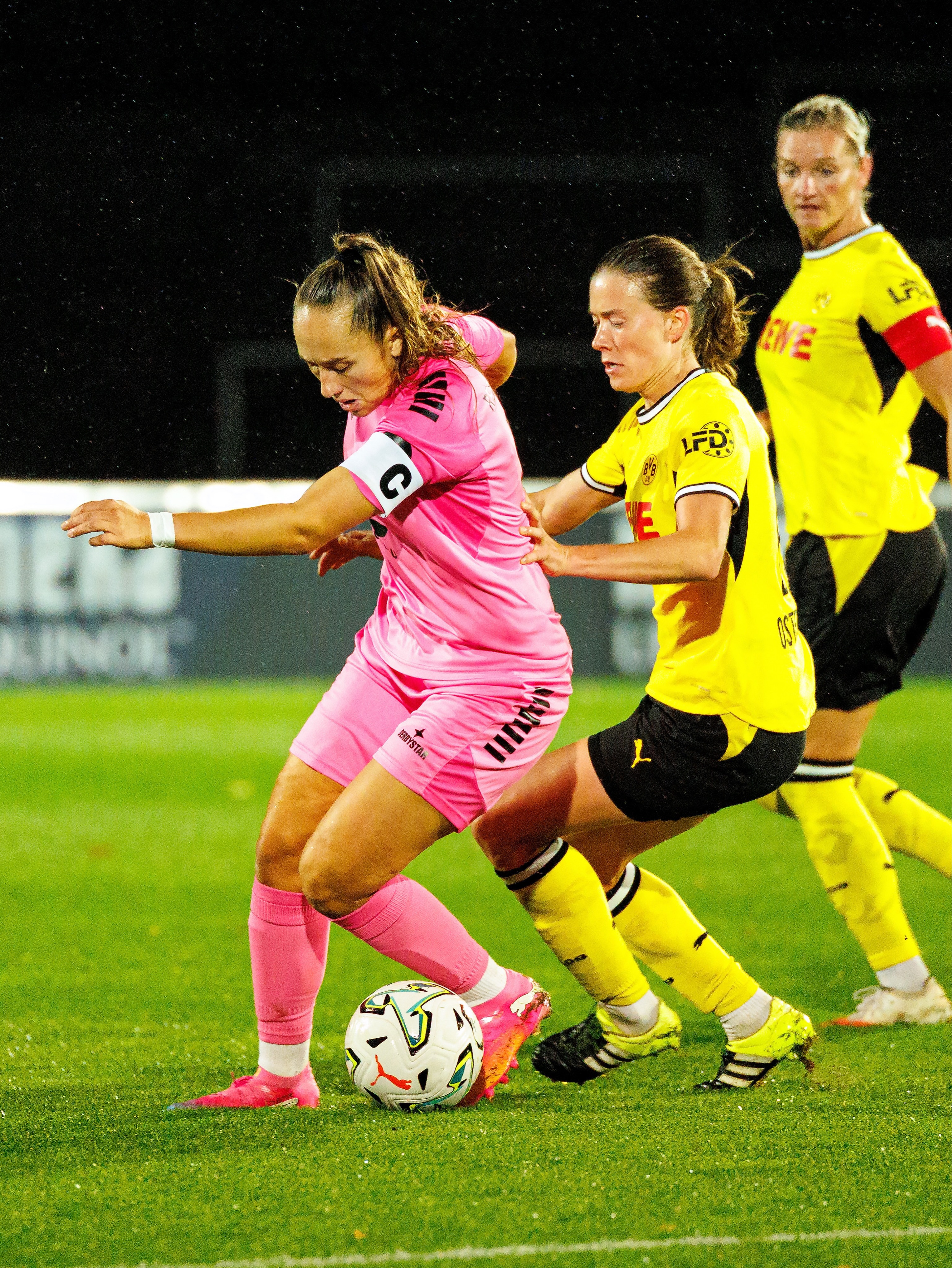 💙🤍 #𝘽𝙑𝘽𝙁𝙁𝘾 📸 𝙏𝙚𝙞𝙡 3
👉 📸 @ric.baumert
#flutlicht #pokal #frauenfussball #leidenschaft