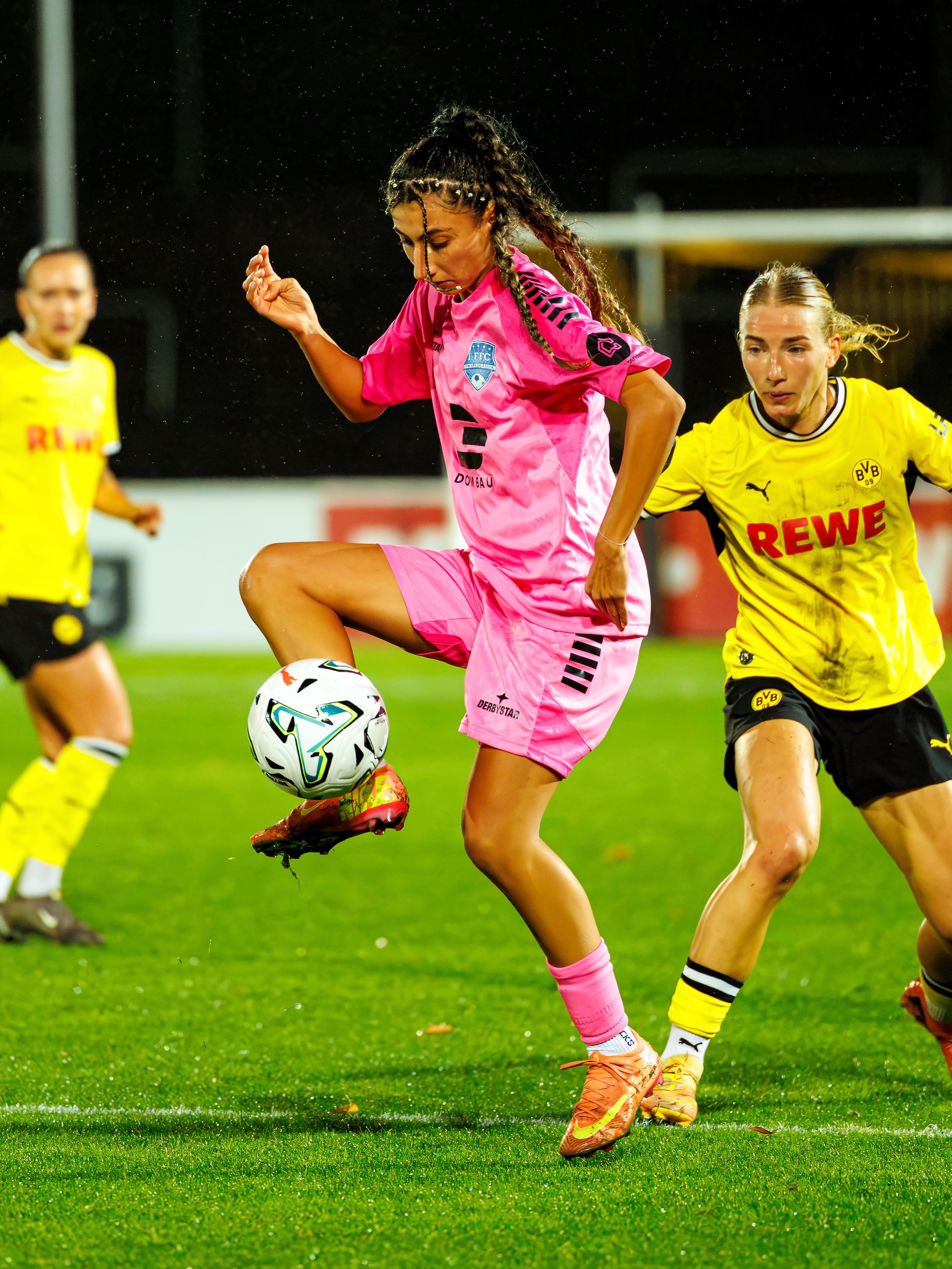 💙🤍 #𝘽𝙑𝘽𝙁𝙁𝘾 📸 𝙏𝙚𝙞𝙡 3
👉 📸 @ric.baumert
#flutlicht #pokal #frauenfussball #leidenschaft