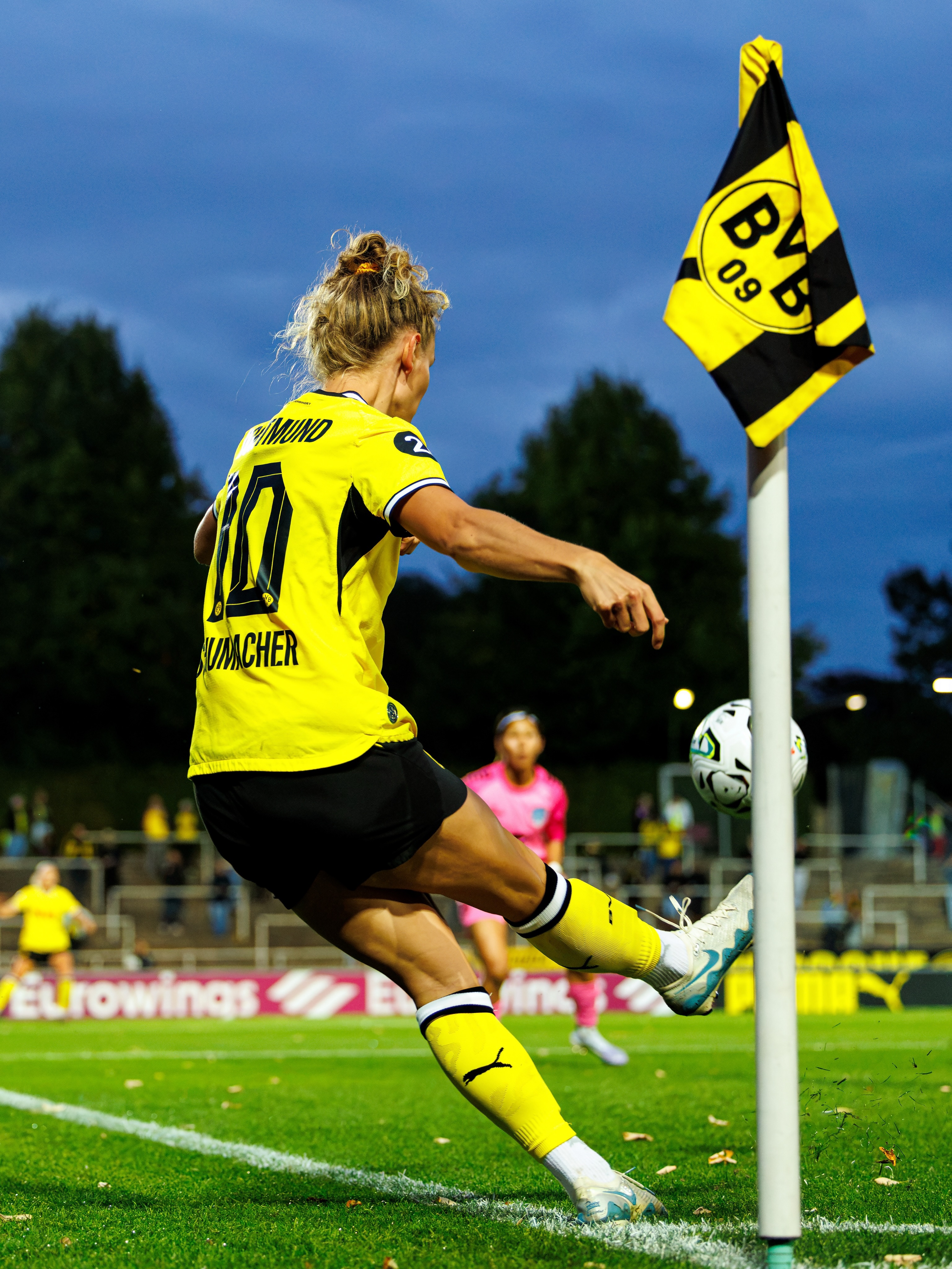 💙🤍 #𝘽𝙑𝘽𝙁𝙁𝘾 📸 𝙏𝙚𝙞𝙡 2
Westfalenpokal bei den @bvb09frauen
📸 @ric.baumert
——
@dombaugmbh
@caseapartments
@burghotel_volmarstein
@bauenundleben
@mcdonaldsde
@derbystar
@experka_