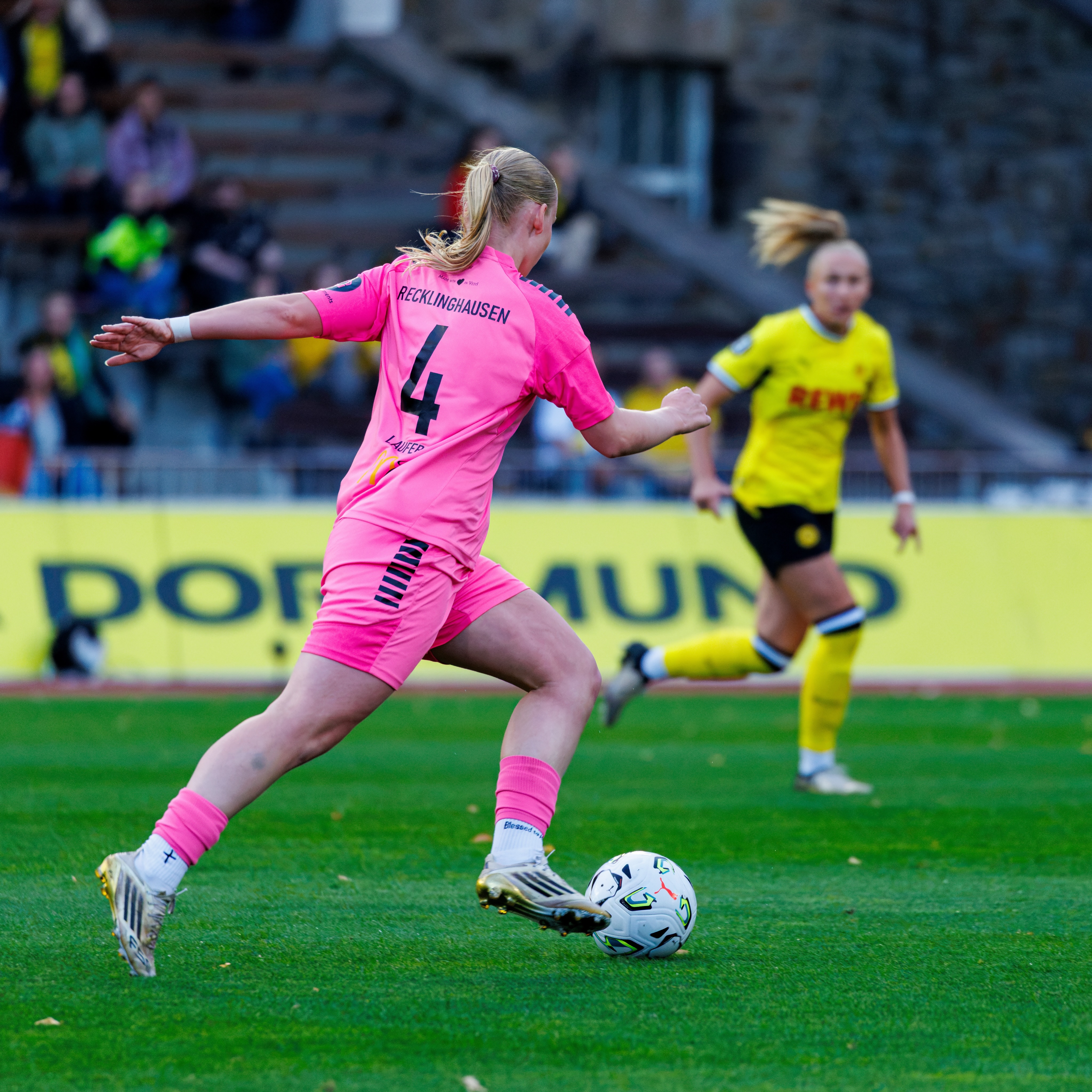 💙🤍𝙒𝙚𝙨𝙩𝙛𝙖𝙡𝙚𝙣𝙥𝙤𝙠𝙖𝙡 #𝘽𝙑𝘽𝙁𝙁𝘾
Es wird Zeit, unsere Mädels vom Spiel in Dortmund zu präsentieren.
Was für eine coole erste Halbzeit, große Leidenschaft vom Anstoß weg.
Mit einem denkbar knappen 1:0 für die @bvb09frauen ging es in die Kabine.
Wir zeigen euch eine erste Bilderreihe von 📸 @ric.baumert aus Halbzeit 1.
Weitere Bilder folgen …
——-
@dombaugmbh
@caseapartements
@bauenundleben
@burghotel_volmarstein
@experka_
@derbystar
@mcdonaldsde