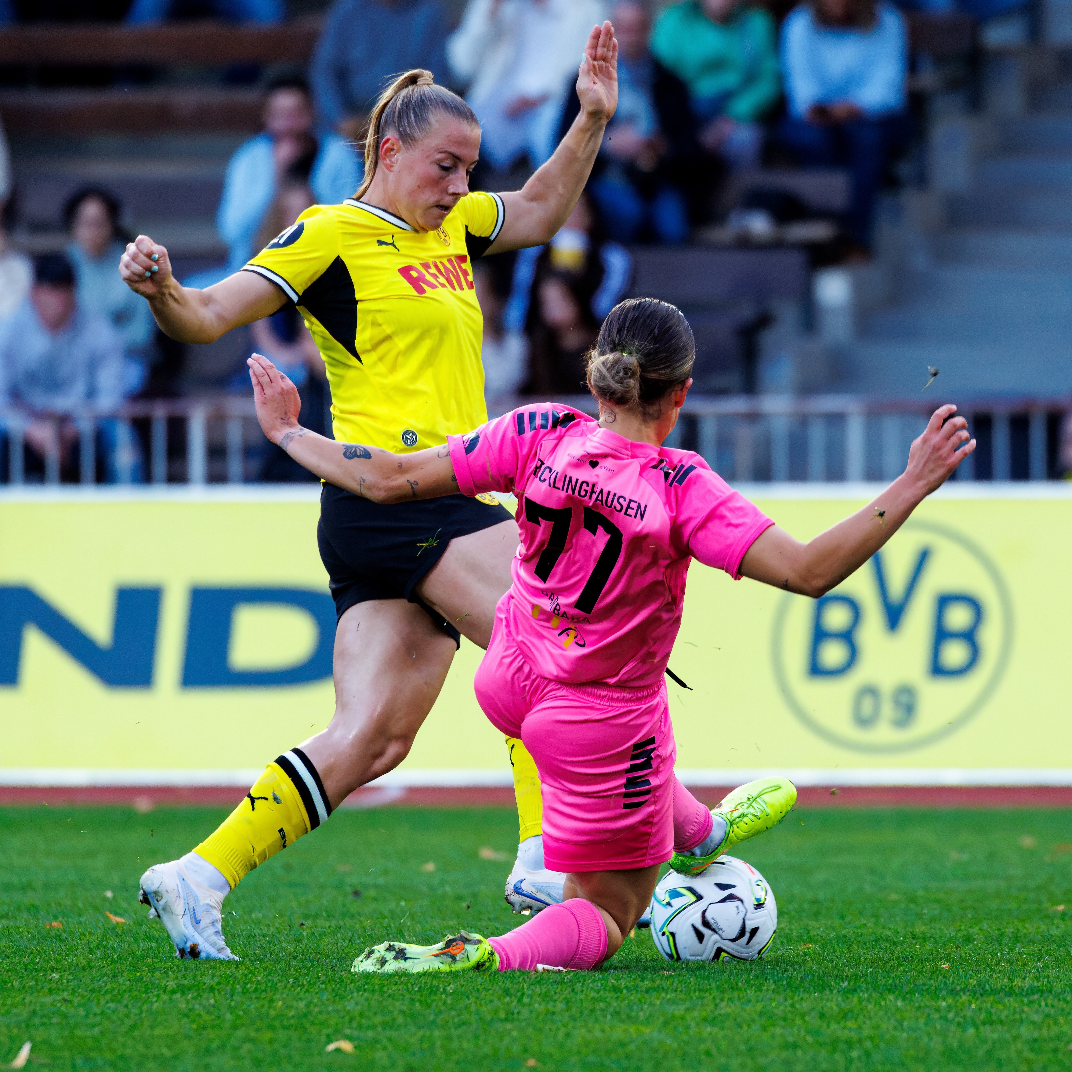 💙🤍𝙒𝙚𝙨𝙩𝙛𝙖𝙡𝙚𝙣𝙥𝙤𝙠𝙖𝙡 #𝘽𝙑𝘽𝙁𝙁𝘾
Es wird Zeit, unsere Mädels vom Spiel in Dortmund zu präsentieren.
Was für eine coole erste Halbzeit, große Leidenschaft vom Anstoß weg.
Mit einem denkbar knappen 1:0 für die @bvb09frauen ging es in die Kabine.
Wir zeigen euch eine erste Bilderreihe von 📸 @ric.baumert aus Halbzeit 1.
Weitere Bilder folgen …
——-
@dombaugmbh
@caseapartements
@bauenundleben
@burghotel_volmarstein
@experka_
@derbystar
@mcdonaldsde