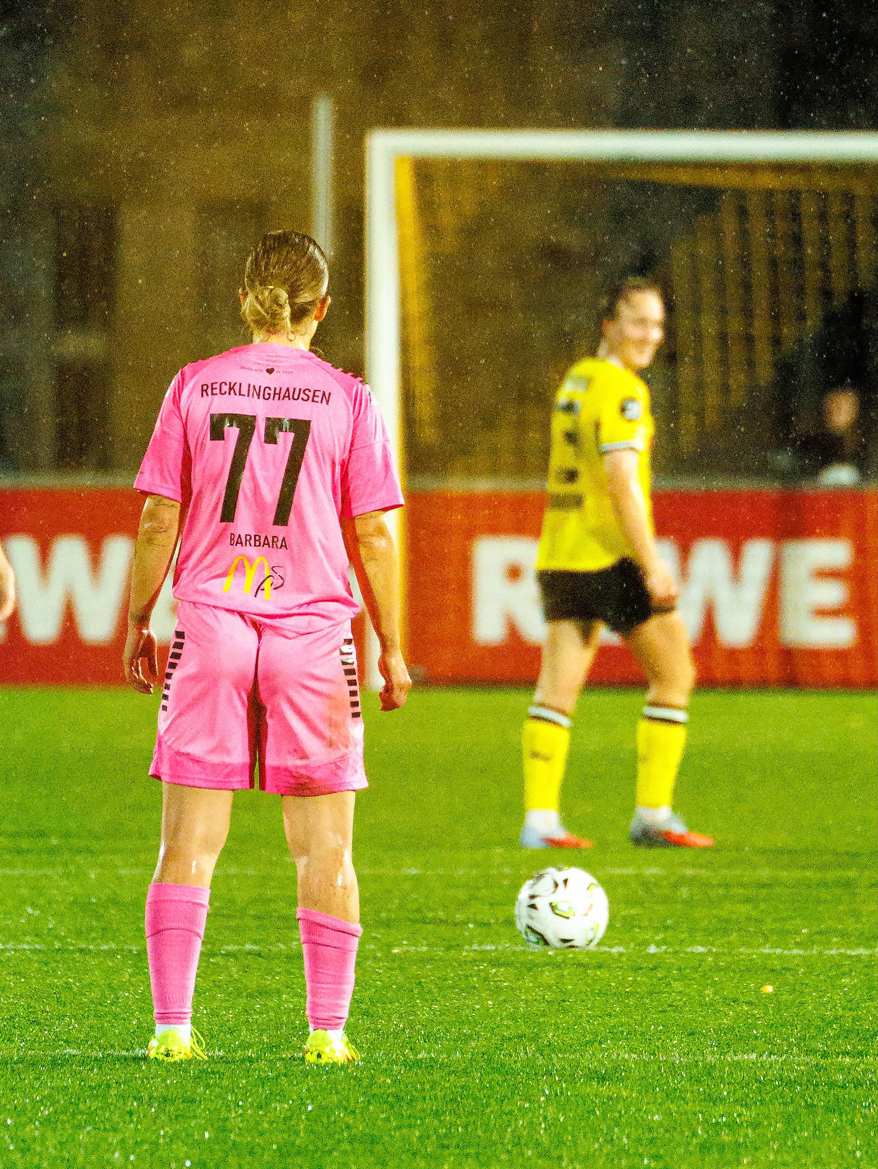 💙🤍 #𝘽𝙑𝘽𝙁𝙁𝘾 📸 𝙏𝙚𝙞𝙡 3
👉 📸 @ric.baumert
#flutlicht #pokal #frauenfussball #leidenschaft