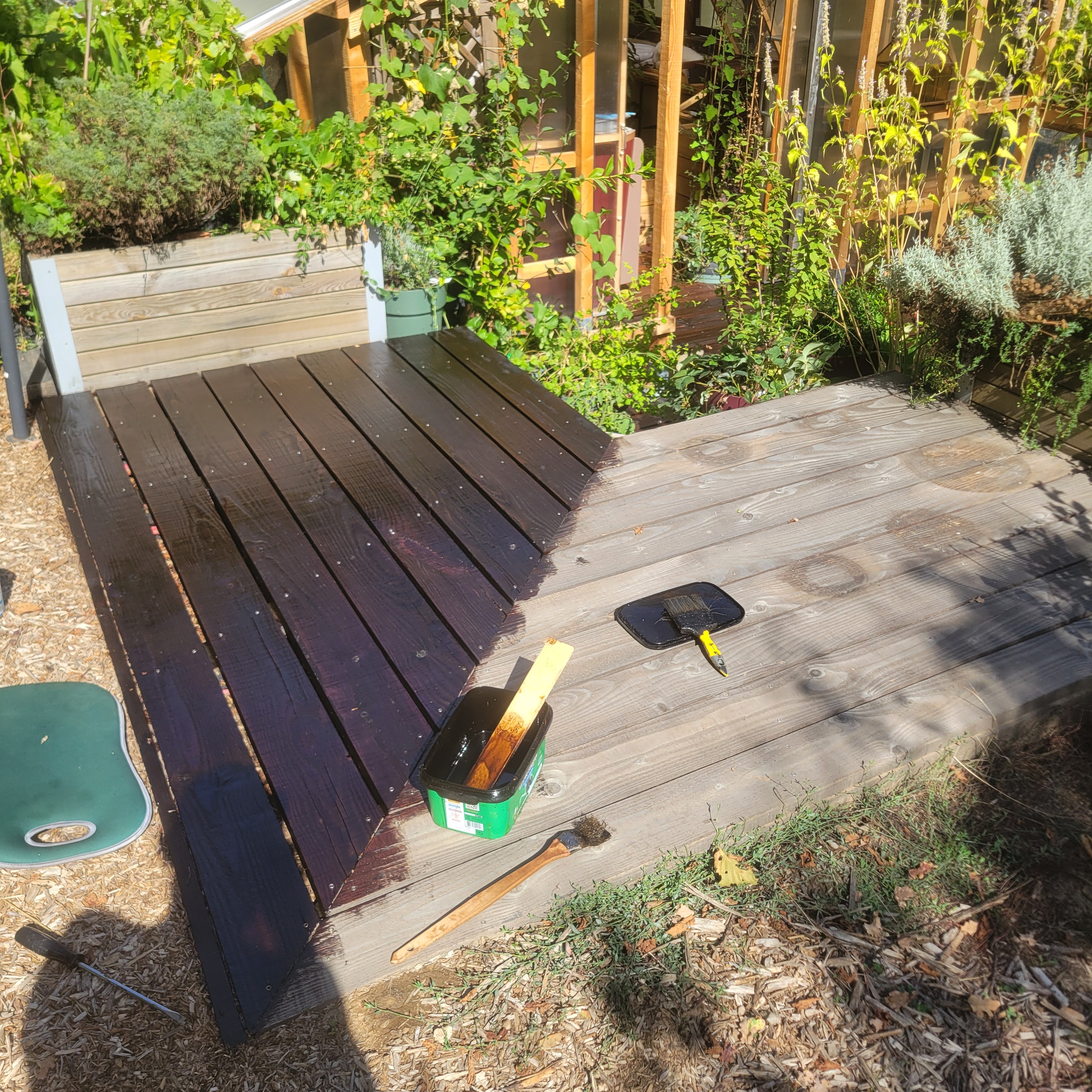 On passe à la seconde couche d'huile de goudron de pin de la terrasse de la pépinière et du palier