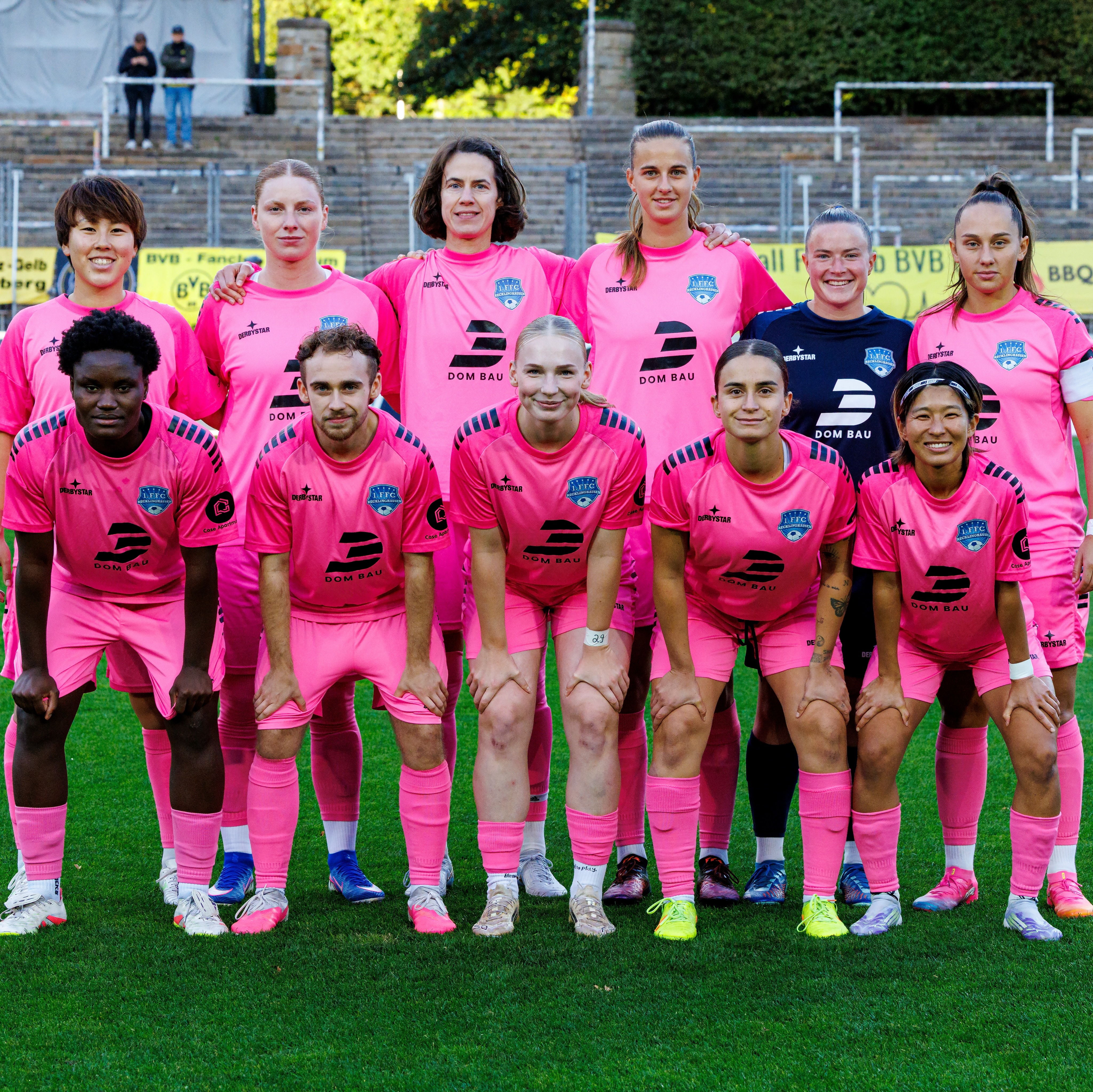 💙🤍𝙒𝙚𝙨𝙩𝙛𝙖𝙡𝙚𝙣𝙥𝙤𝙠𝙖𝙡 #𝘽𝙑𝘽𝙁𝙁𝘾
Es wird Zeit, unsere Mädels vom Spiel in Dortmund zu präsentieren.
Was für eine coole erste Halbzeit, große Leidenschaft vom Anstoß weg.
Mit einem denkbar knappen 1:0 für die @bvb09frauen ging es in die Kabine.
Wir zeigen euch eine erste Bilderreihe von 📸 @ric.baumert aus Halbzeit 1.
Weitere Bilder folgen …
——-
@dombaugmbh
@caseapartements
@bauenundleben
@burghotel_volmarstein
@experka_
@derbystar
@mcdonaldsde