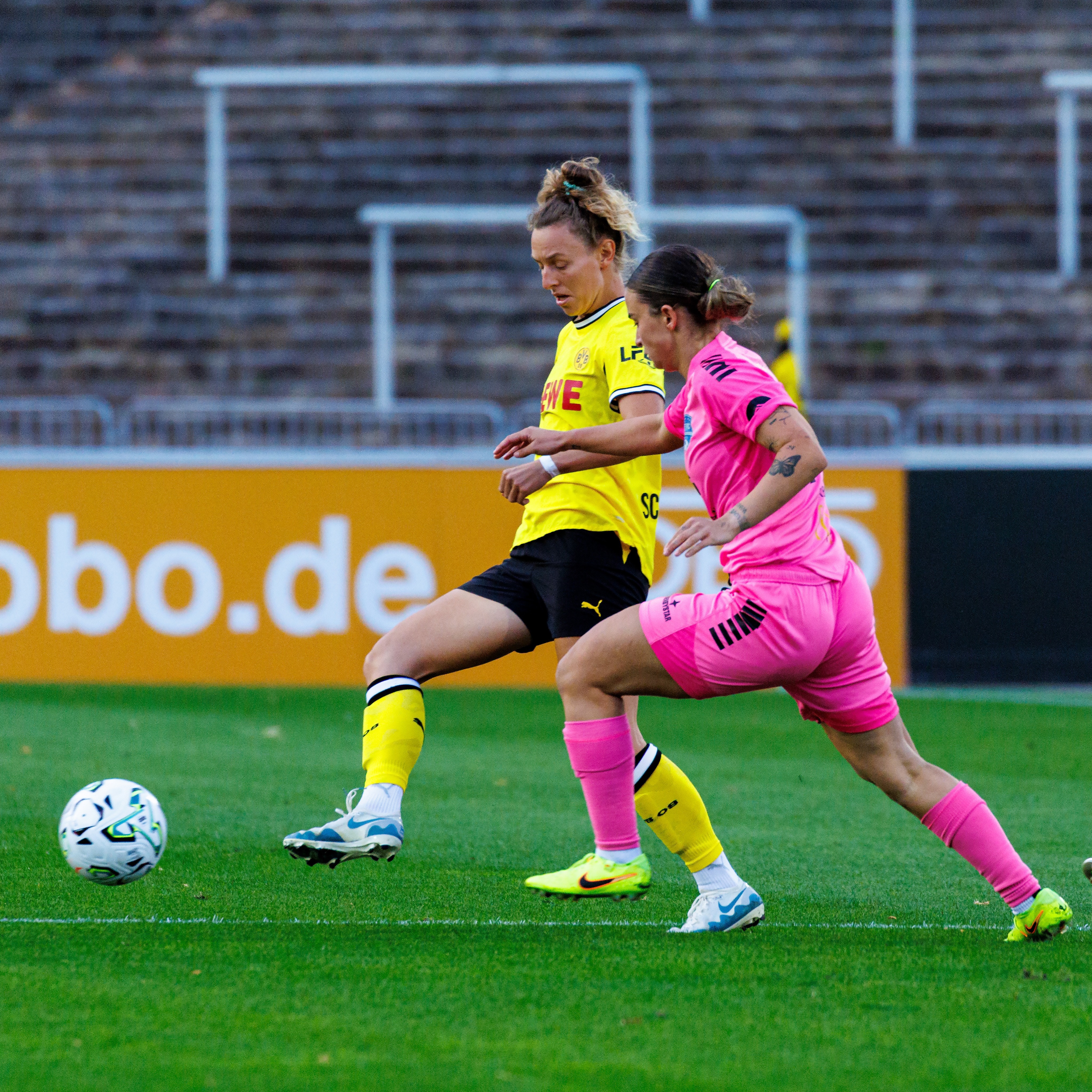 💙🤍𝙒𝙚𝙨𝙩𝙛𝙖𝙡𝙚𝙣𝙥𝙤𝙠𝙖𝙡 #𝘽𝙑𝘽𝙁𝙁𝘾
Es wird Zeit, unsere Mädels vom Spiel in Dortmund zu präsentieren.
Was für eine coole erste Halbzeit, große Leidenschaft vom Anstoß weg.
Mit einem denkbar knappen 1:0 für die @bvb09frauen ging es in die Kabine.
Wir zeigen euch eine erste Bilderreihe von 📸 @ric.baumert aus Halbzeit 1.
Weitere Bilder folgen …
——-
@dombaugmbh
@caseapartements
@bauenundleben
@burghotel_volmarstein
@experka_
@derbystar
@mcdonaldsde