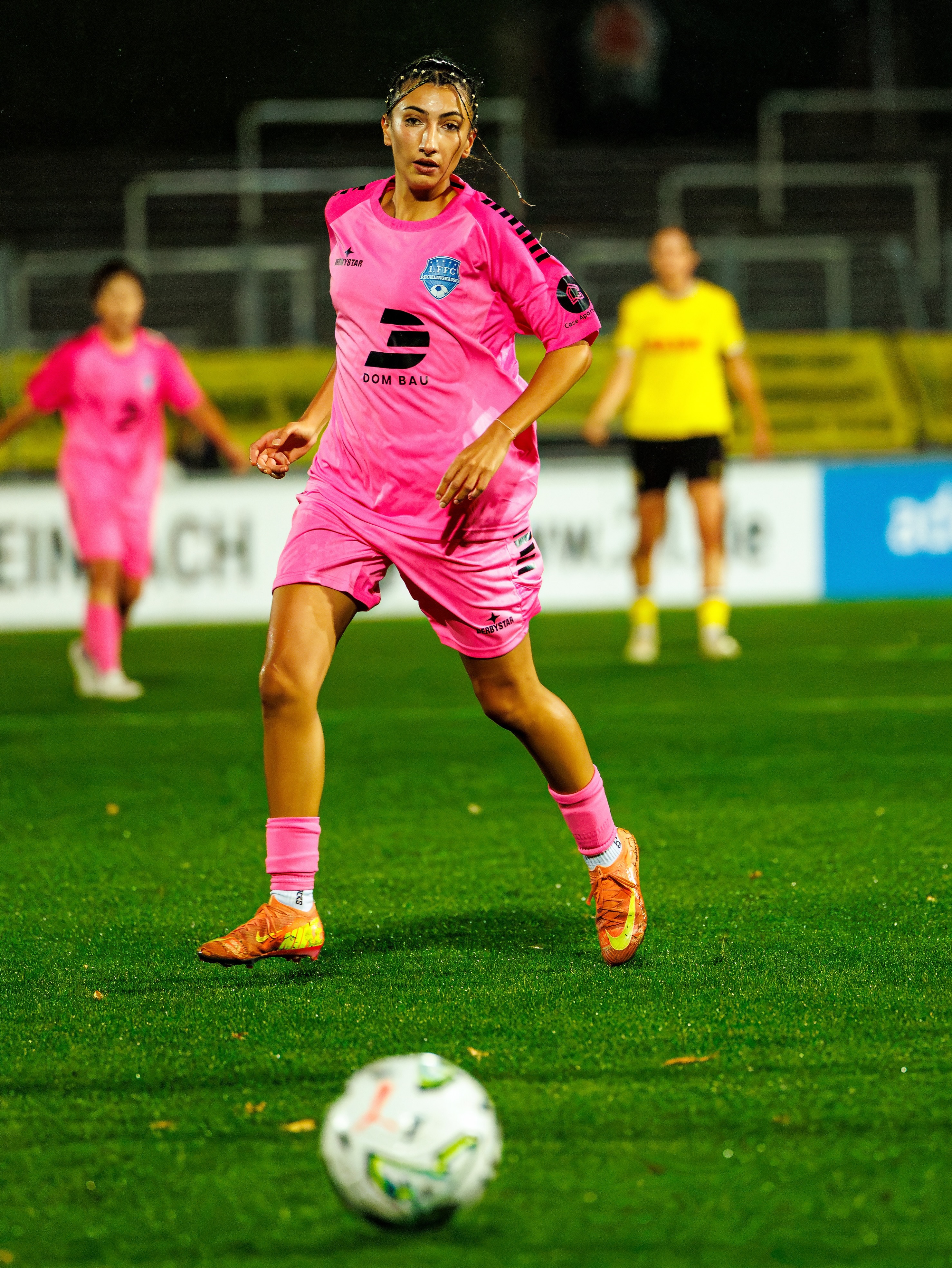 💙🤍 #𝘽𝙑𝘽𝙁𝙁𝘾 📸 𝙏𝙚𝙞𝙡 3
👉 📸 @ric.baumert
#flutlicht #pokal #frauenfussball #leidenschaft