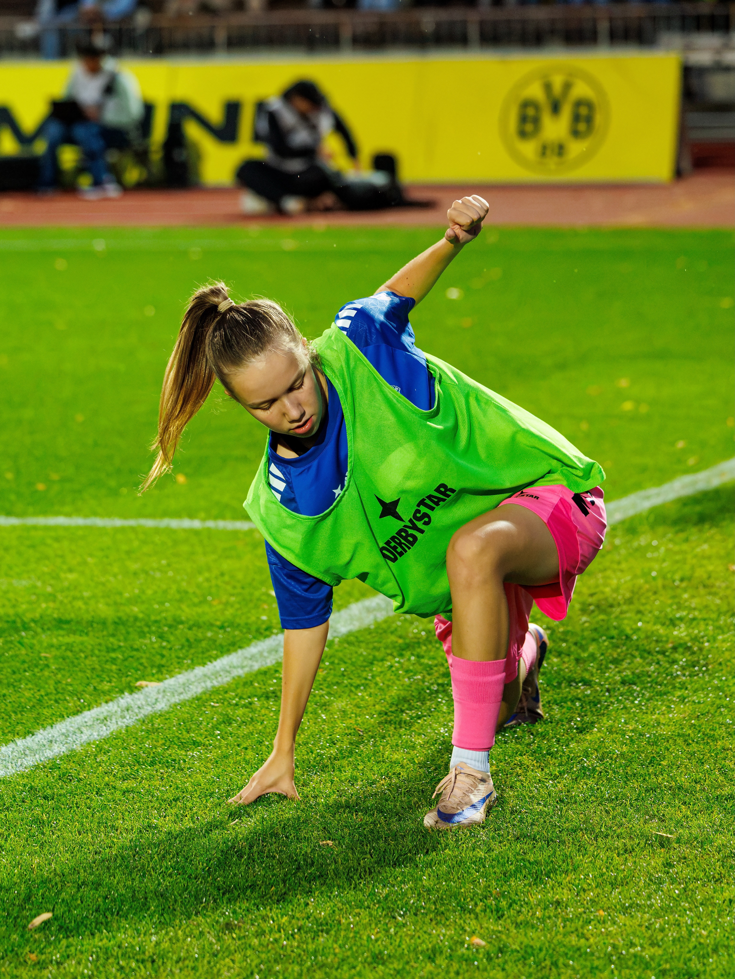 💙🤍 #𝘽𝙑𝘽𝙁𝙁𝘾 📸 𝙏𝙚𝙞𝙡 3
👉 📸 @ric.baumert
#flutlicht #pokal #frauenfussball #leidenschaft