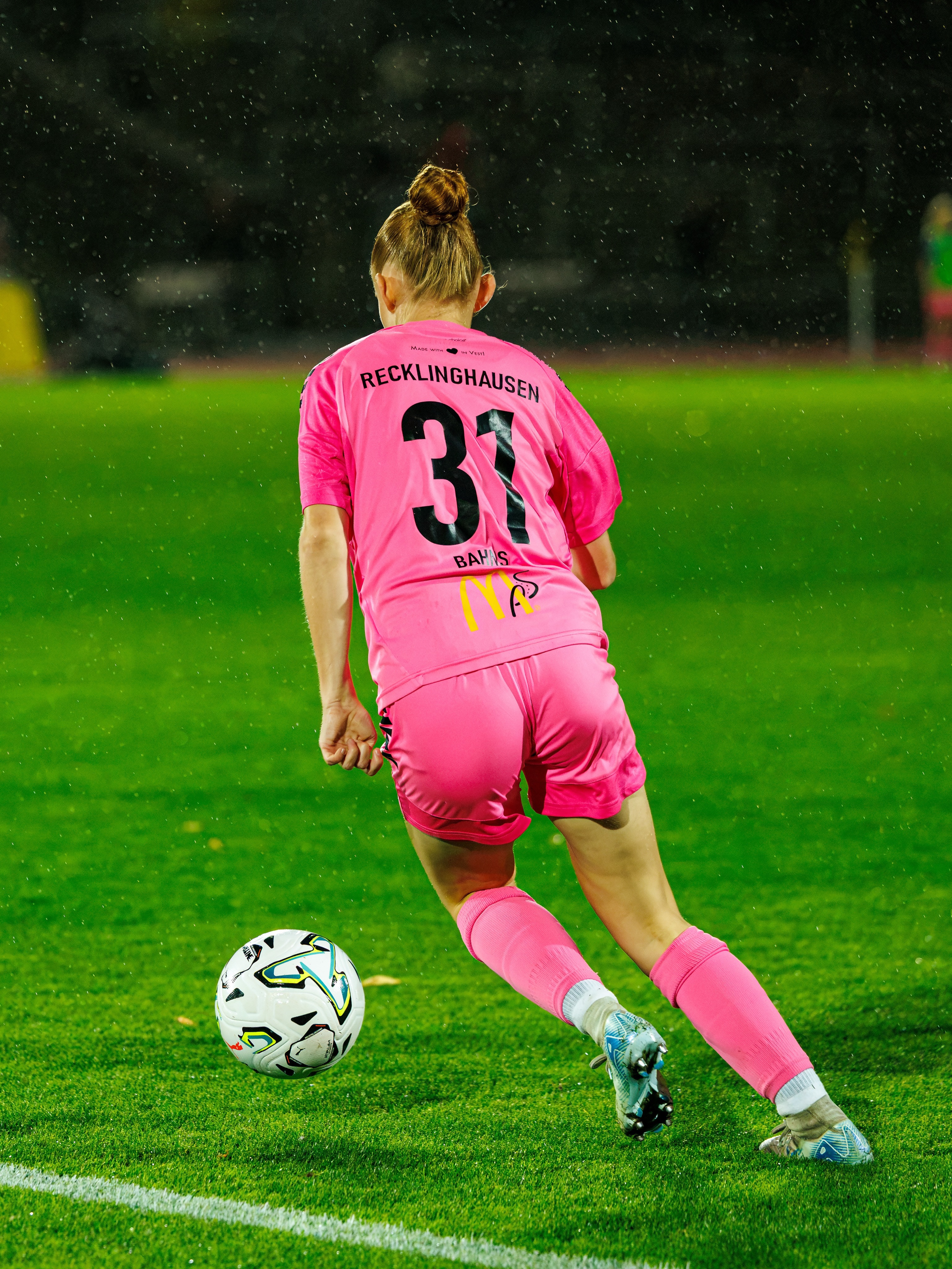 💙🤍 #𝘽𝙑𝘽𝙁𝙁𝘾 📸 𝙏𝙚𝙞𝙡 3
👉 📸 @ric.baumert
#flutlicht #pokal #frauenfussball #leidenschaft