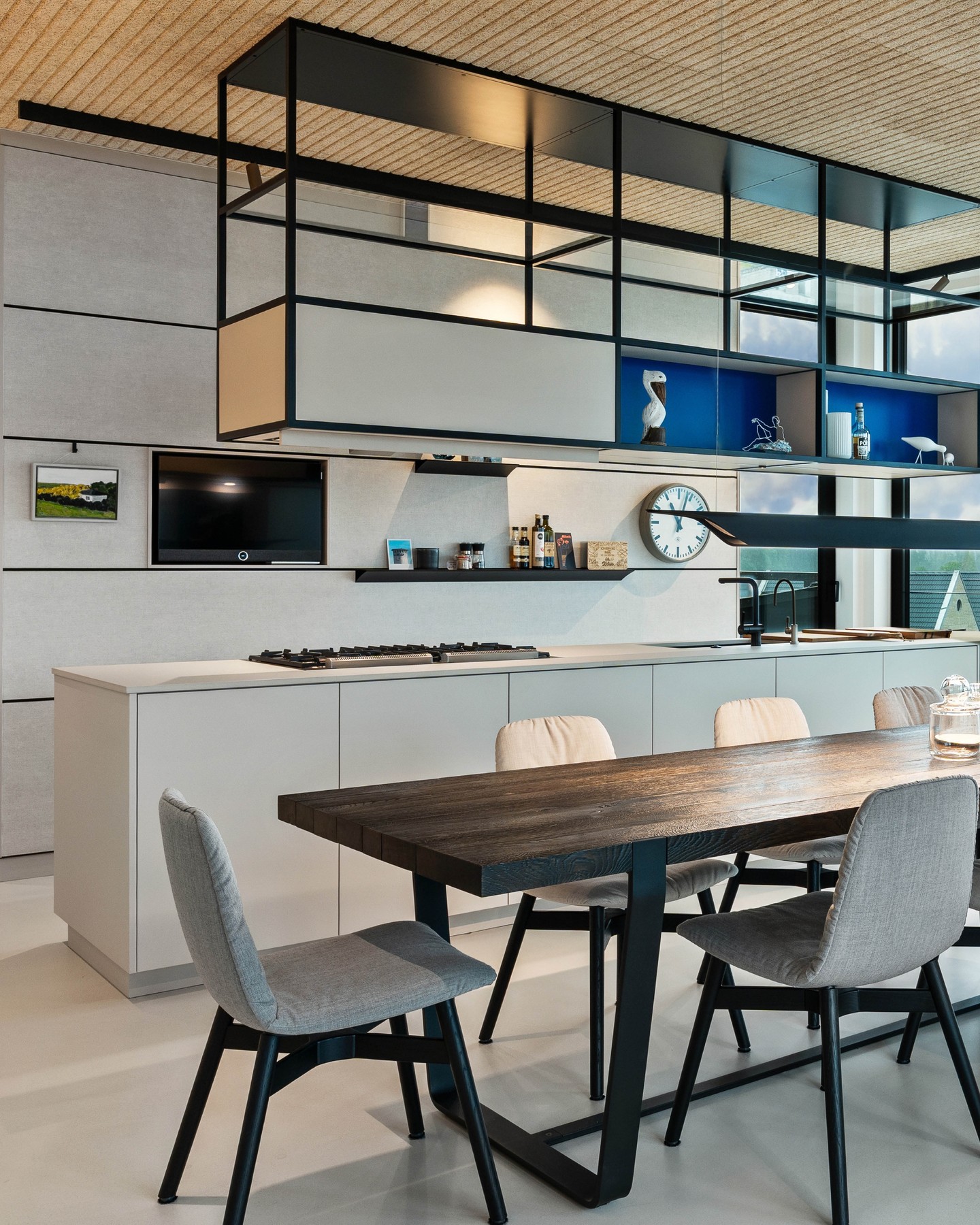 Penthouse Norddeutschland, DE
Inspired by the coastal landscape, the interior design blends harmoniously into its surroundings and captures the Nordic flair. The interior and exterior merge and are interrupted by colourful and artificial accents – like the sails of small boats at sea.
#KitzigDesignstudio #KitzigIdentities #Interior #Penthouse