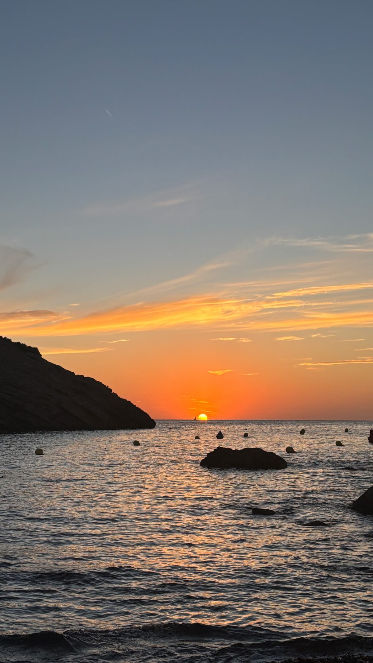 Und so neigte sich unser magisches Retreat auf Ibiza dem Ende zu … ✨
Wir haben unser Retreat mit einem gemeinsamen Abendessen und einem magischen Closing Circle am Strand ausklingen lassen. ??
Barfuß im Sand, die letzten Sonnenstrahlen im Gesicht und Herzen voller Dankbarkeit!
Wir schließen diesen Kreis und nehmen die tiefe Verbindung und die Magie dieser Insel mit uns! ?
? @noue.atelier ?