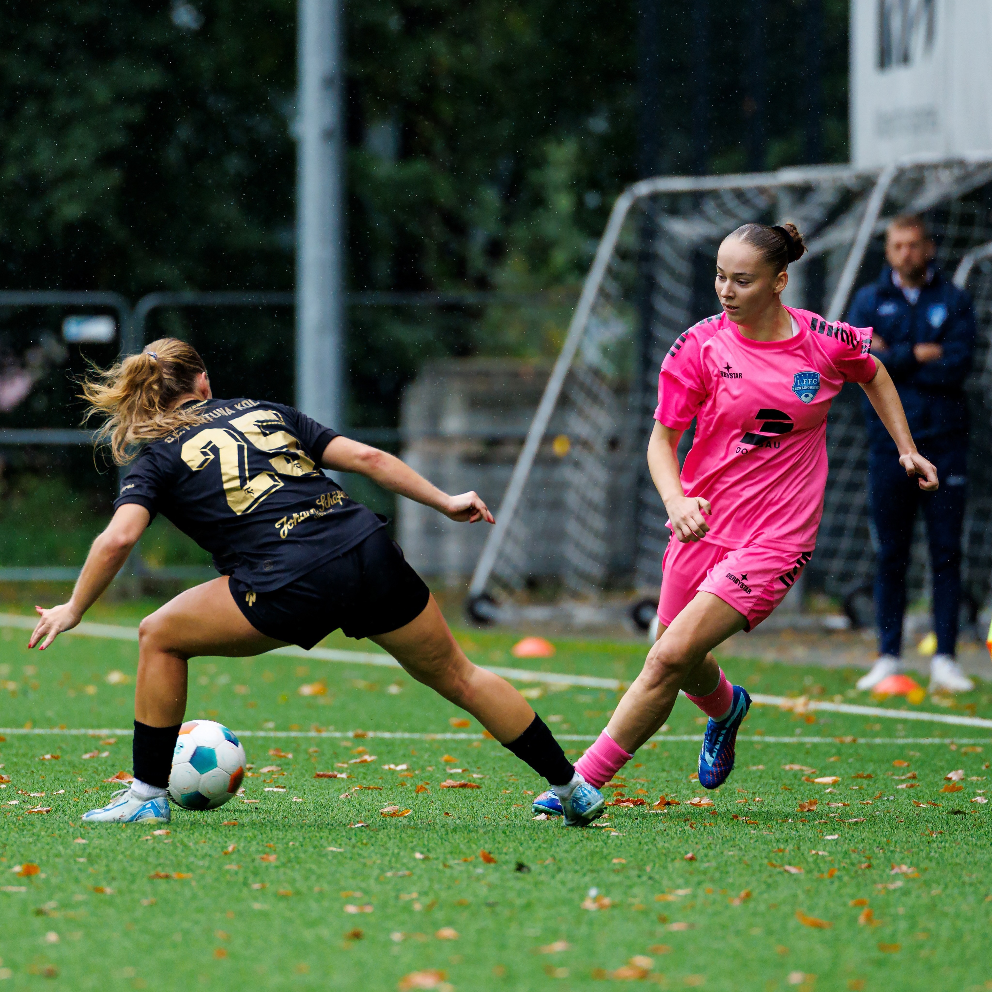 💙🤍 𝙃𝙚𝙞𝙢𝙨𝙞𝙚𝙜 𝙜𝙚𝙜𝙚𝙣 𝙁𝙤𝙧𝙩𝙪𝙣𝙖 𝙆𝙤̈𝙡𝙣
… mit großer Motivation ins Spiel gegangen
… bereits in der 5. min die Führung erzielt
… mit Leidenschaft das eigene Tor verteidigt
… und am Ende verdient 3 Punkte gefeiert
⚽️ @1.ffcre 🆚 @fortunakoeln_frauen
Bilder vom Spiel (Halbzeit 1)
📸 @ric.baumert
—-
@dombaugmbh
@caseapartments
@burghotel_volmarstein
@experka_
@bauenundleben
@derbystar
@mcdonaldsde